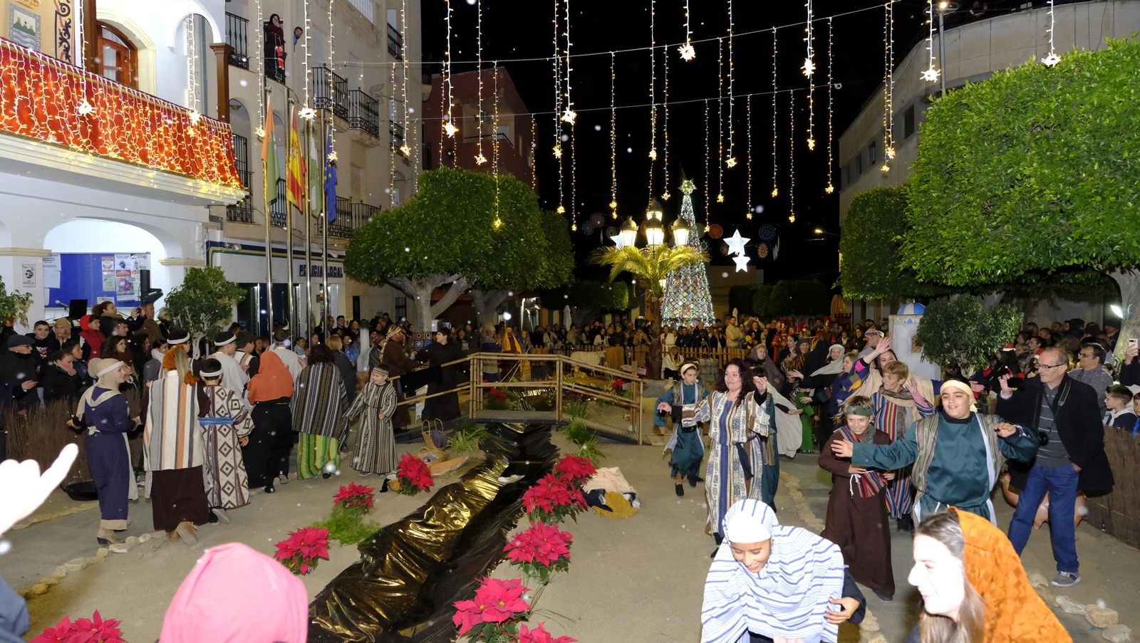 El Belén viviente de Gádor abarrota de público la plaza del pueblo, en imágenes