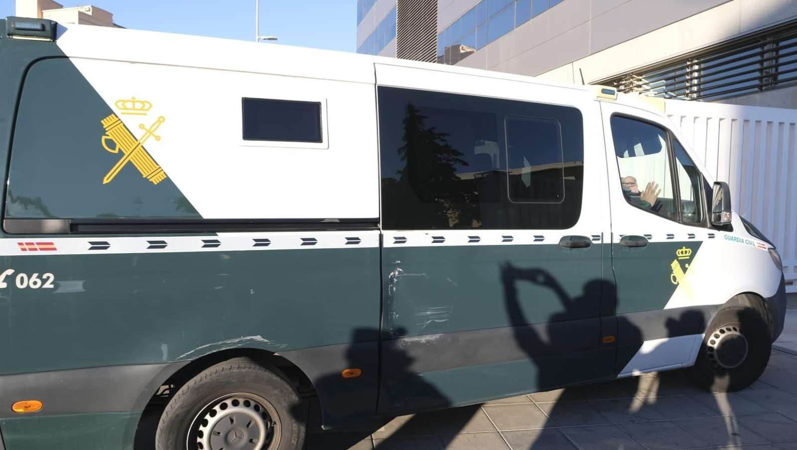 Uno de los furgones de la Guardia Civil traslada a los detenidos a la Ciudad de la Justicia.