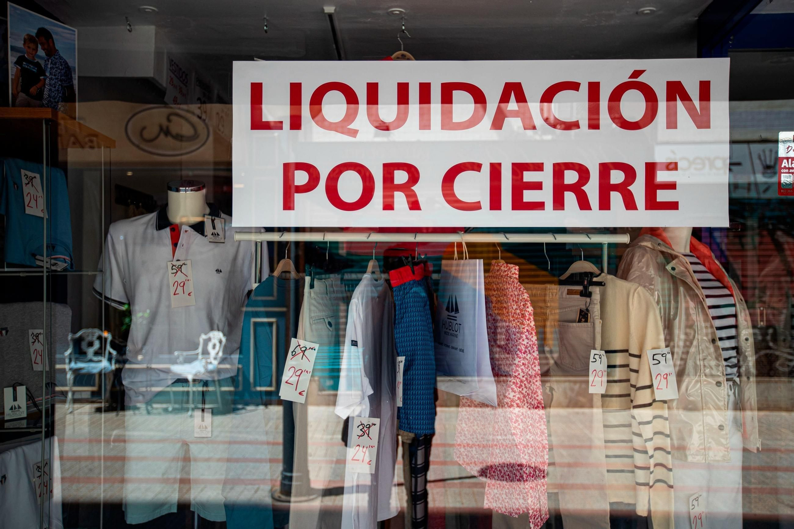 Cartel de liquidación por cierre en un comercio, el sector más castigado por los concursos de acreedores. Cartel de liquidación por cierre en un comercio, el sector más castigado por los concursos de acreedores.