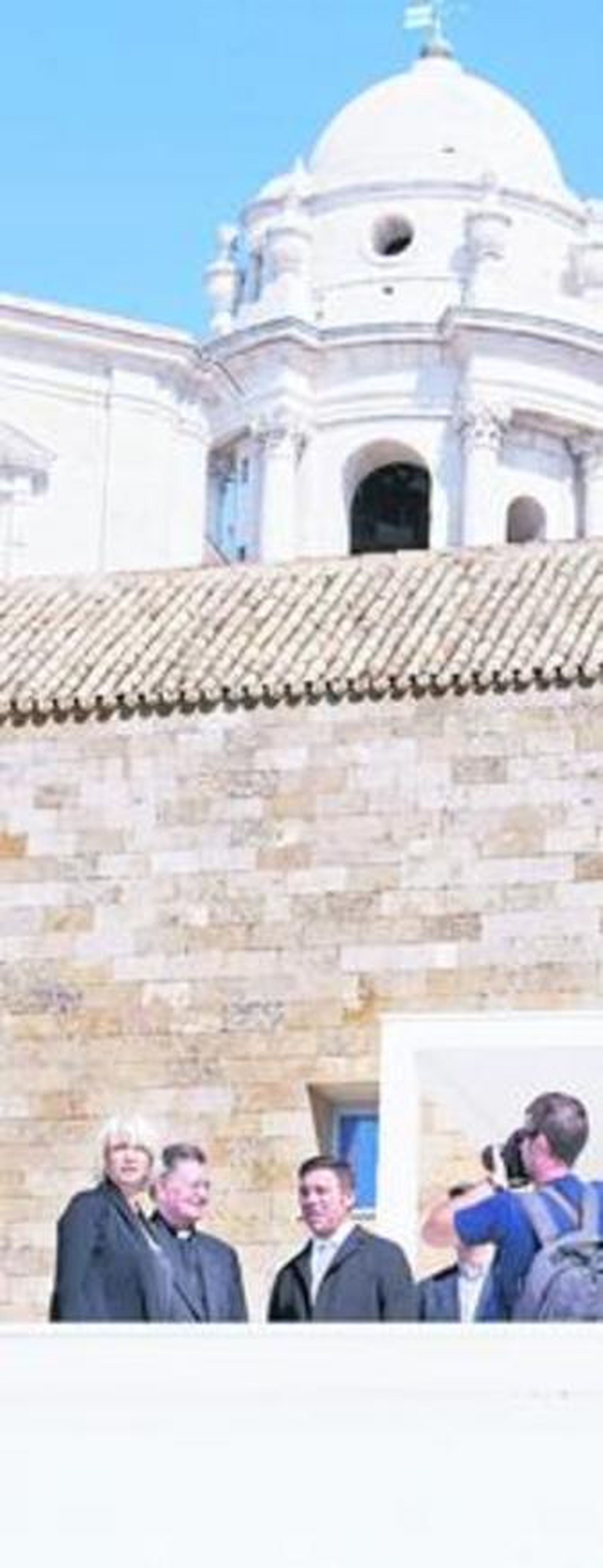 Teófila Martínez, Antonio Ceballos y Alberto Campo miran al mar.