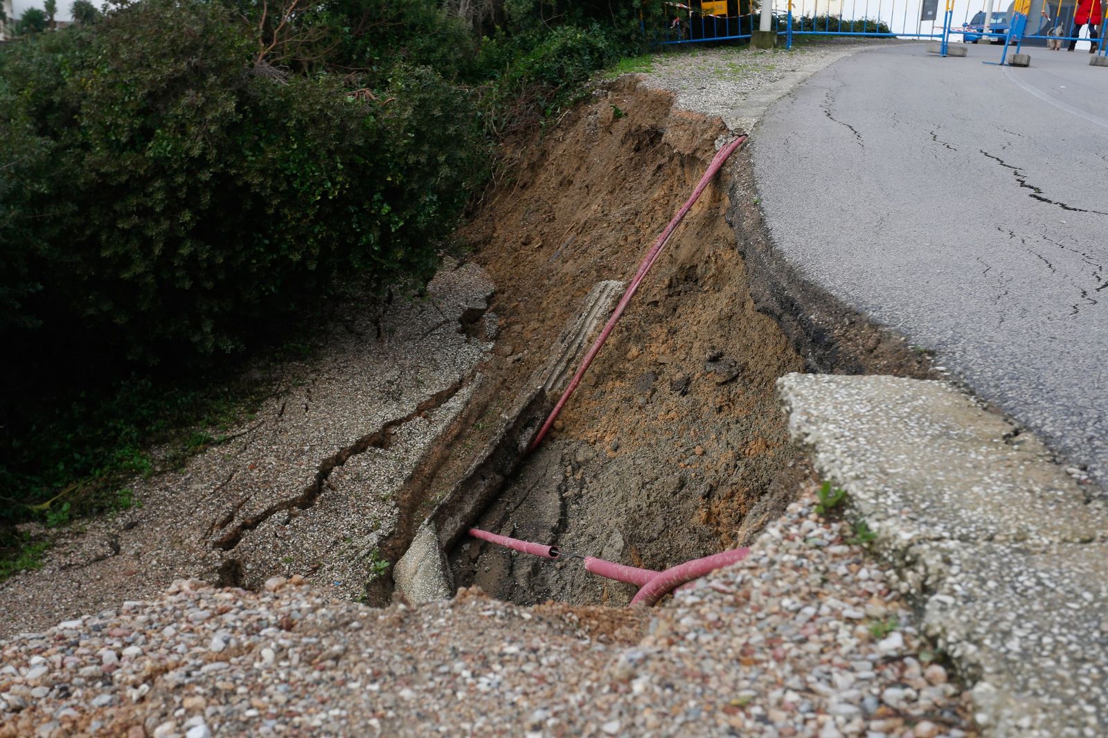 Las fotografías de los desprendimientos en varias calles de la urbanización El Faro, en Algeciras