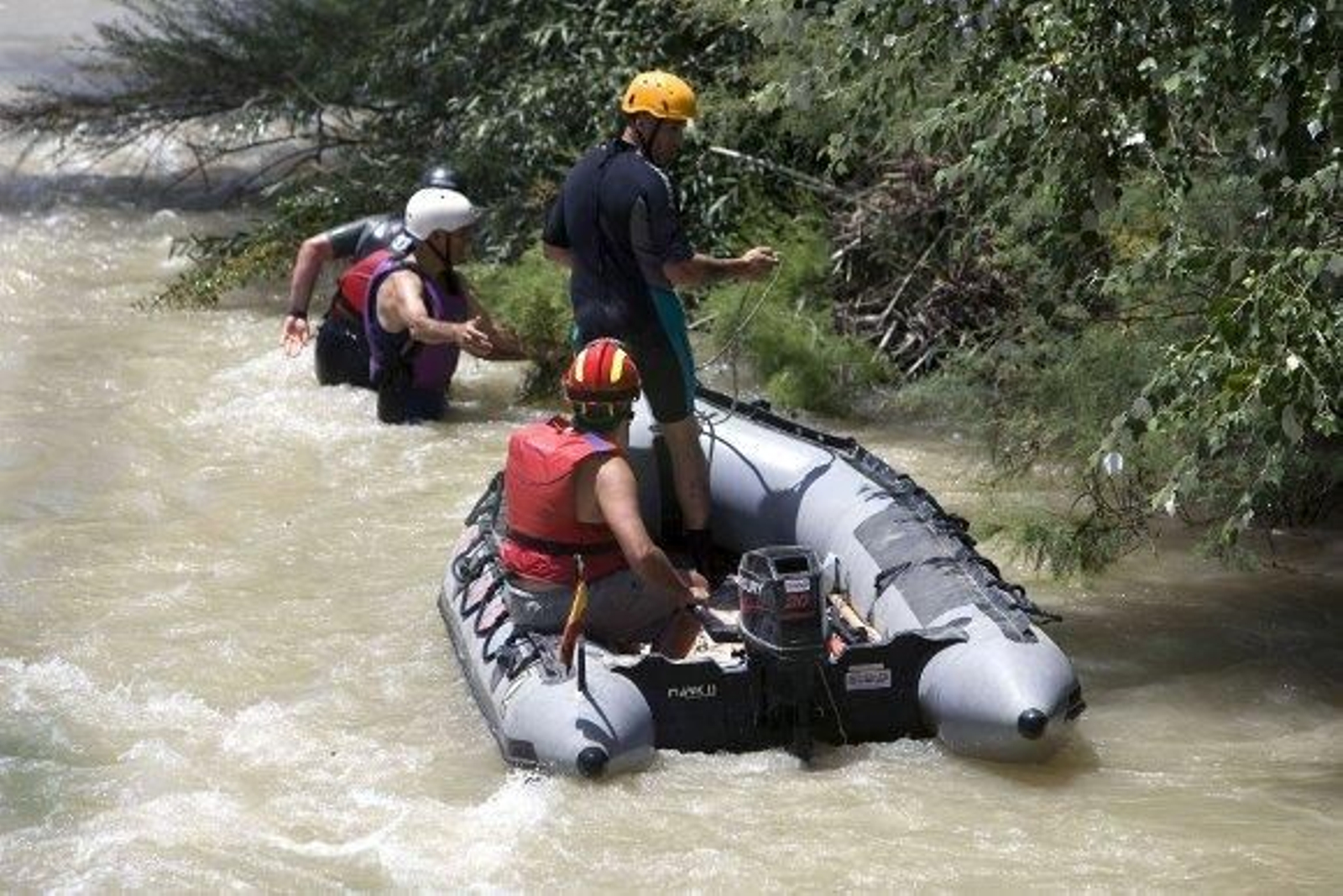 Un helicóptero del GREA se incorpora a la búsqueda del piragüista en Écija