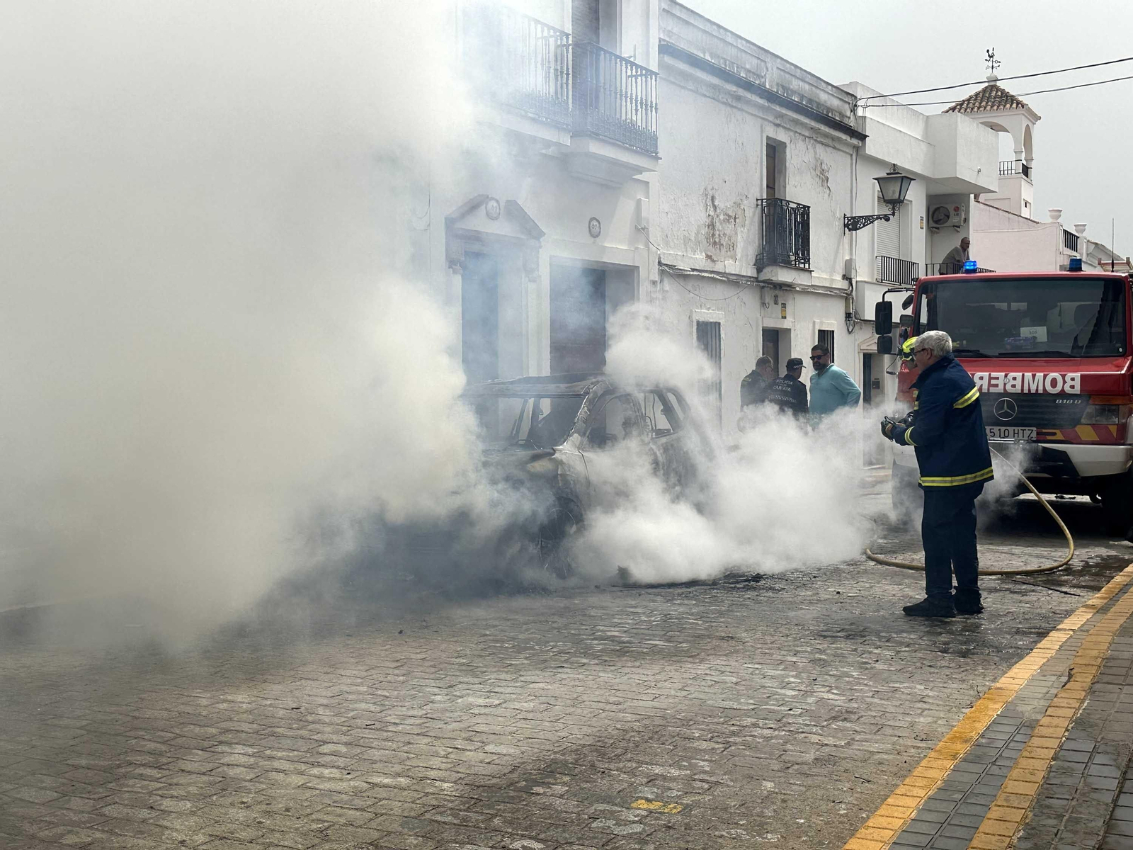 Alarma vecinal en Cartaya por el incendio de un coche: así han sofocado las llamas Policía Local, Guardia Civil y Bomberos