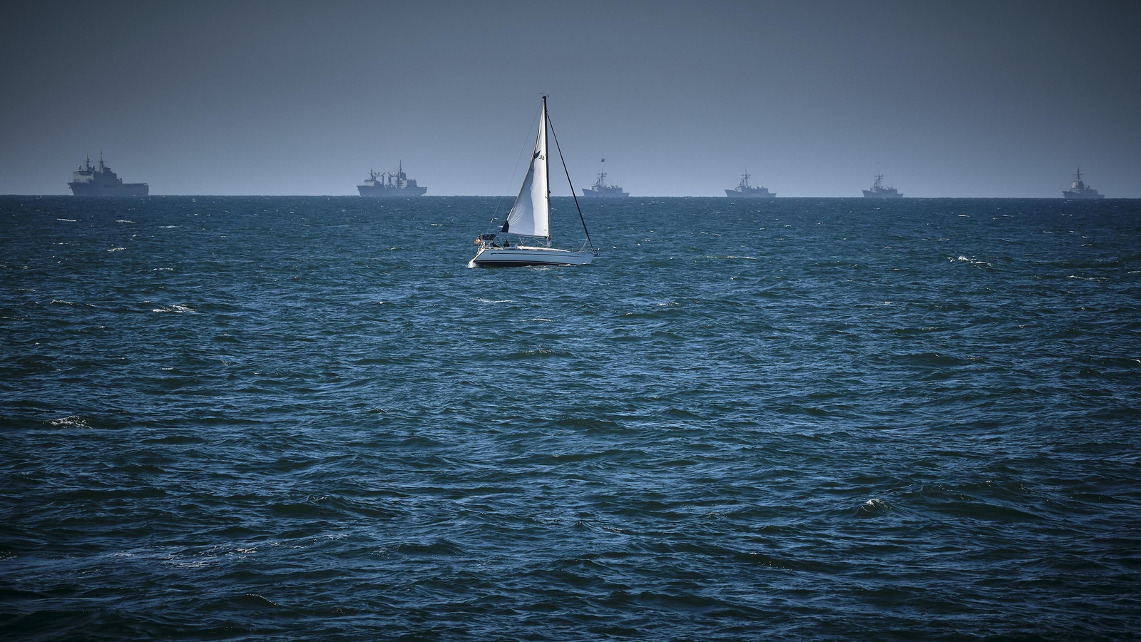 Parada naval y aérea en homenaje a Elcano en aguas de Sanlúcar. Parada naval y aérea en homenaje a Elcano en aguas de Sanlúcar.