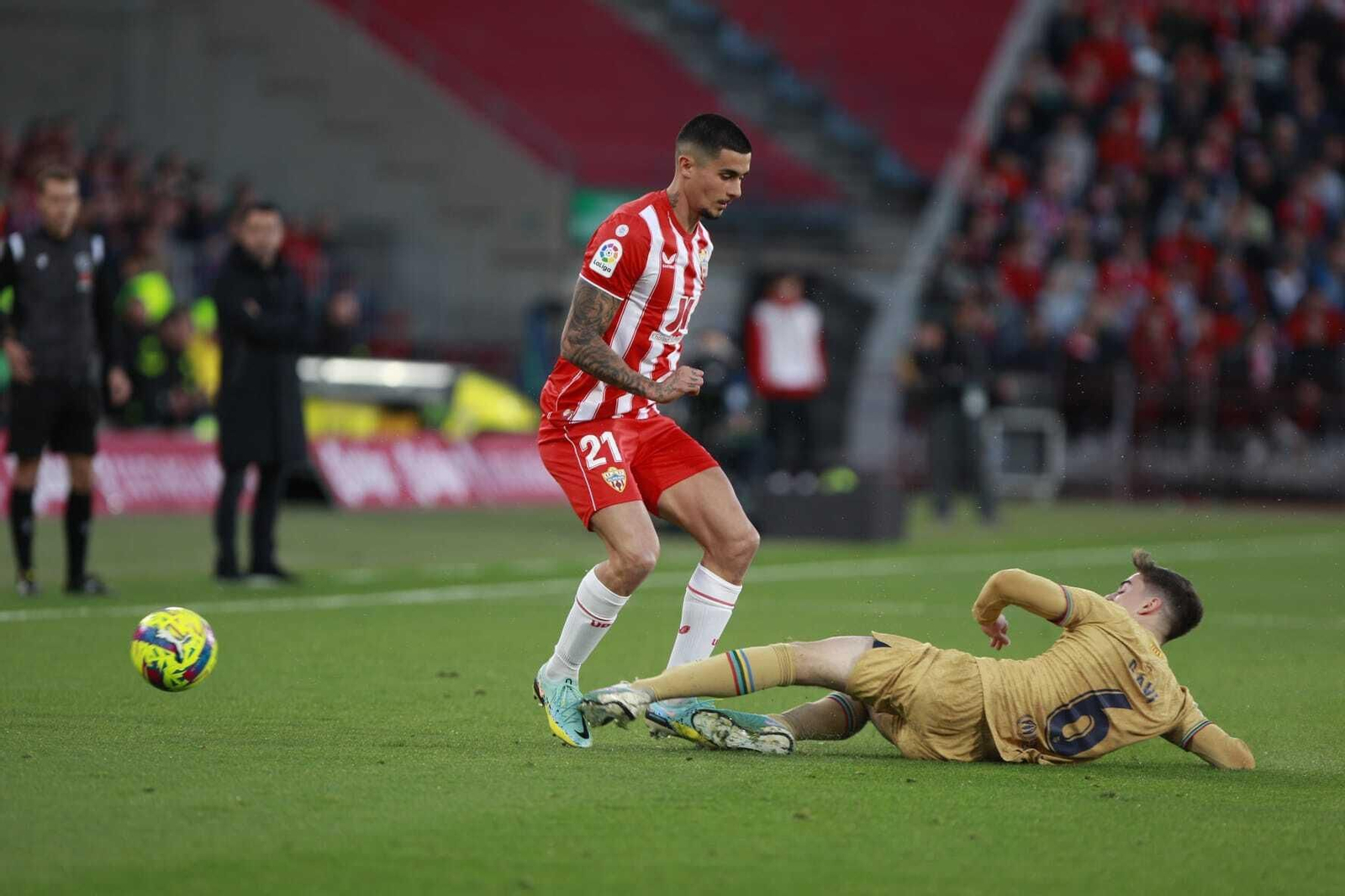 Gavi se lanza al suelo para cortar una progresión de Chumi