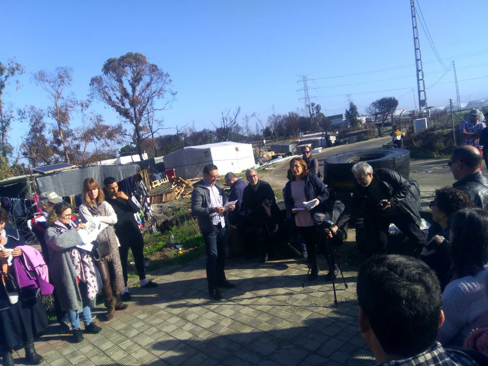 Un momento de la lectura del manifiesto leído junto al asentamiento incendiado.