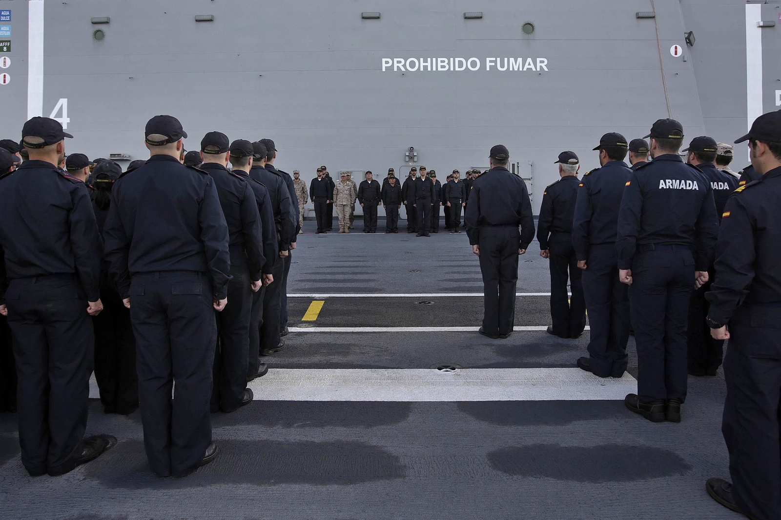 Imágenes de la despedida del 'Juan Carlos I'