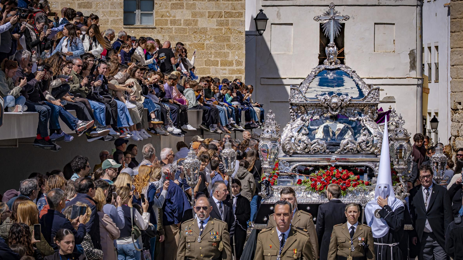 Imágenes de la salida de Santo Entierro en la Semana Santa de Cádiz 2025