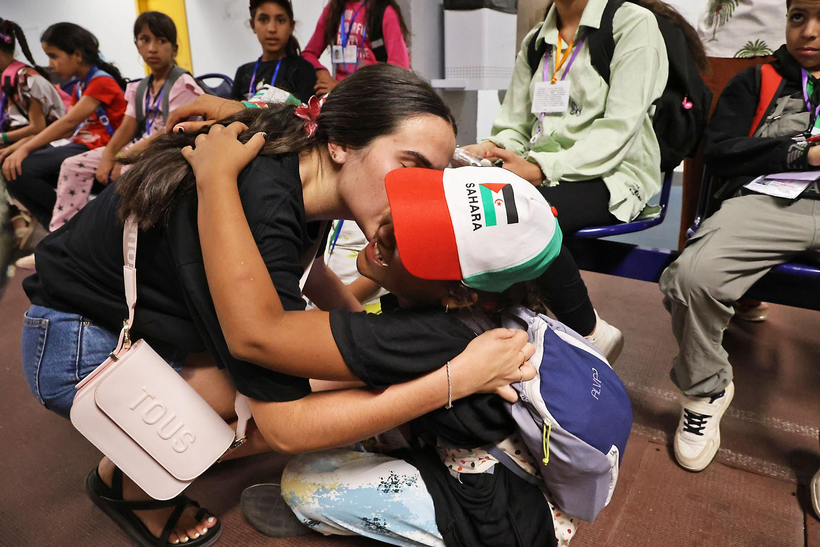 Imágenes del recibimiento a los  niños procedentes de los campamentos saharauis que pasarán sus vacaciones en Huelva