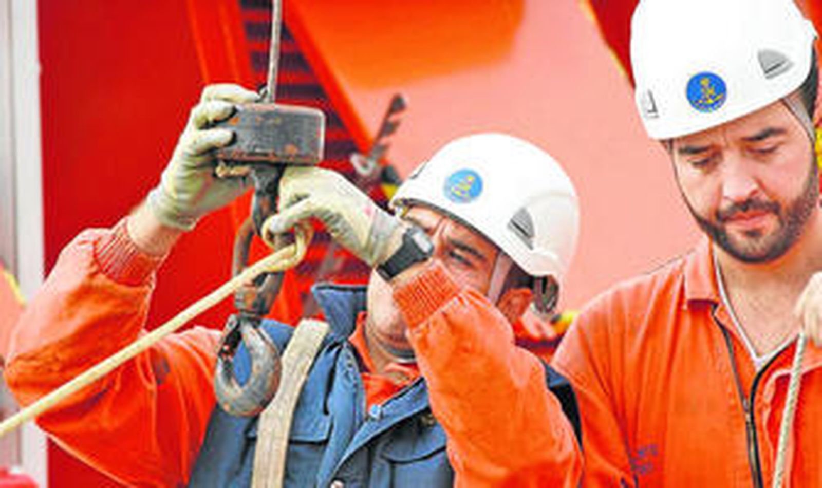 Miembros del equipo de rescate, ayer en el puerto de Almería.