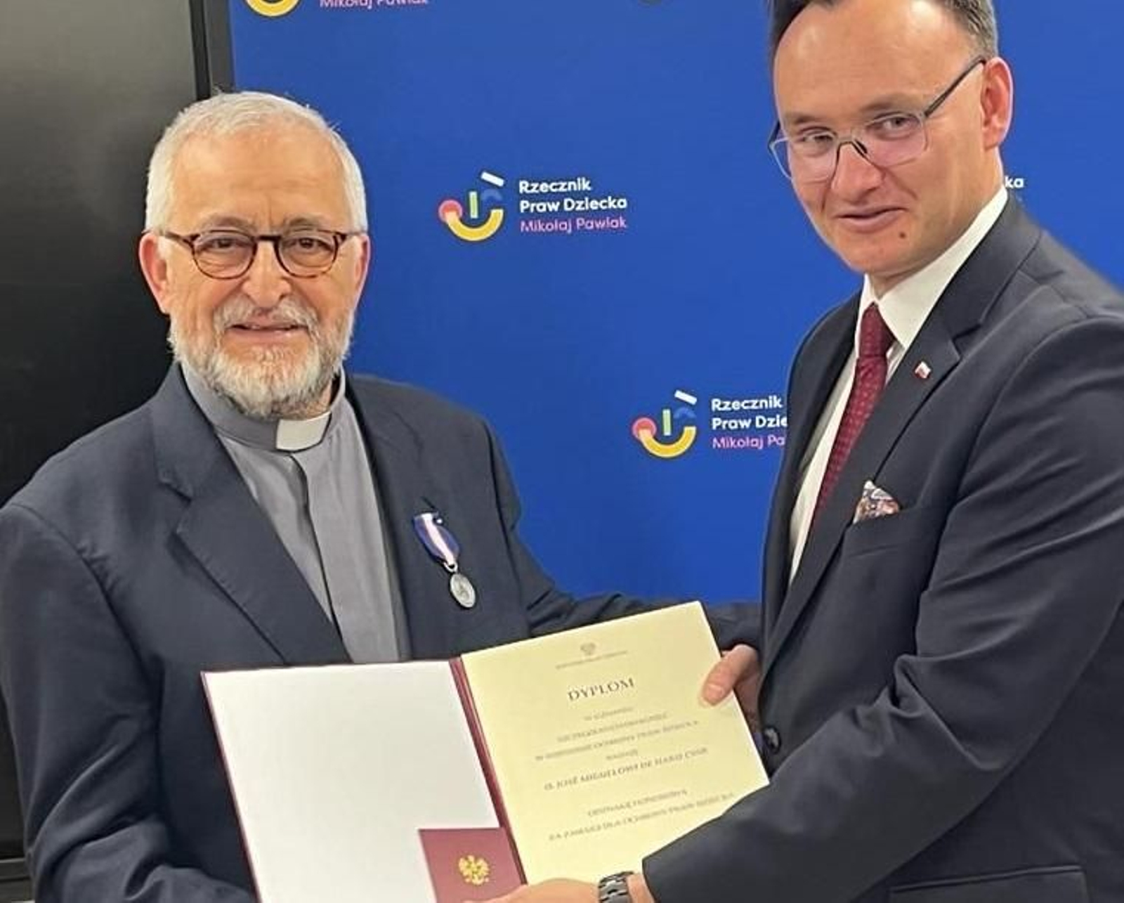 El misionero cuevano ha recibido la insignia en Polonia.