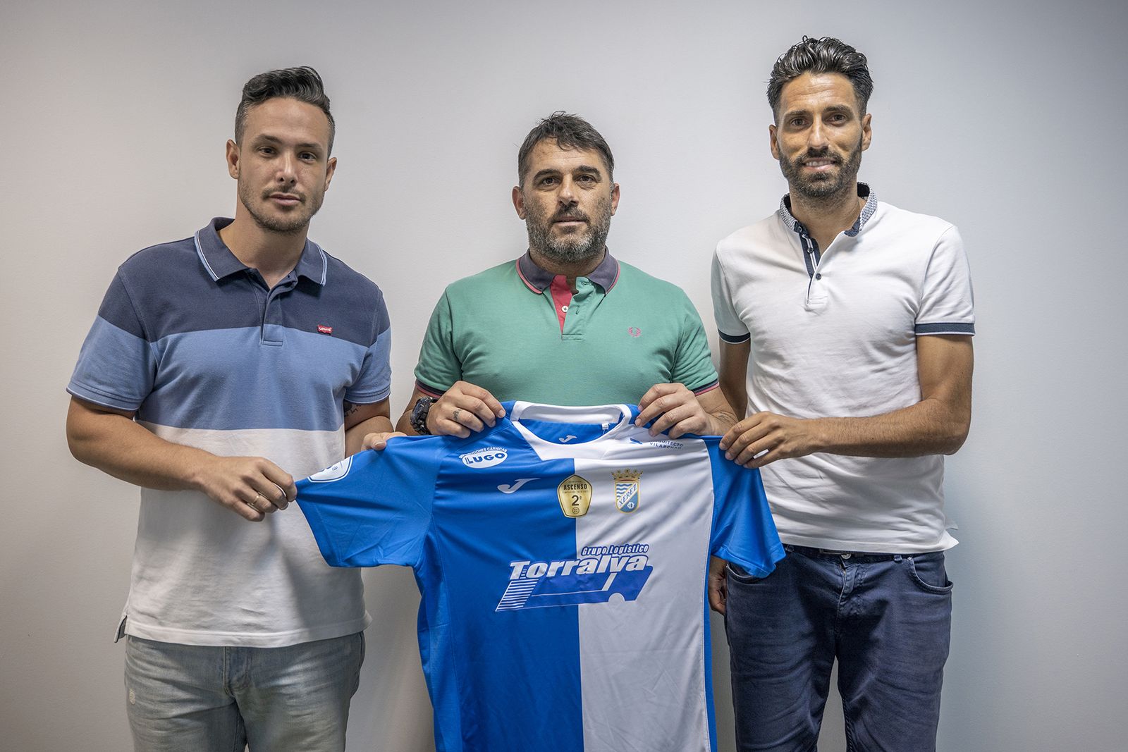 Emilio Fajardo posa con la camiseta del Xerez CD tras su fichaje.