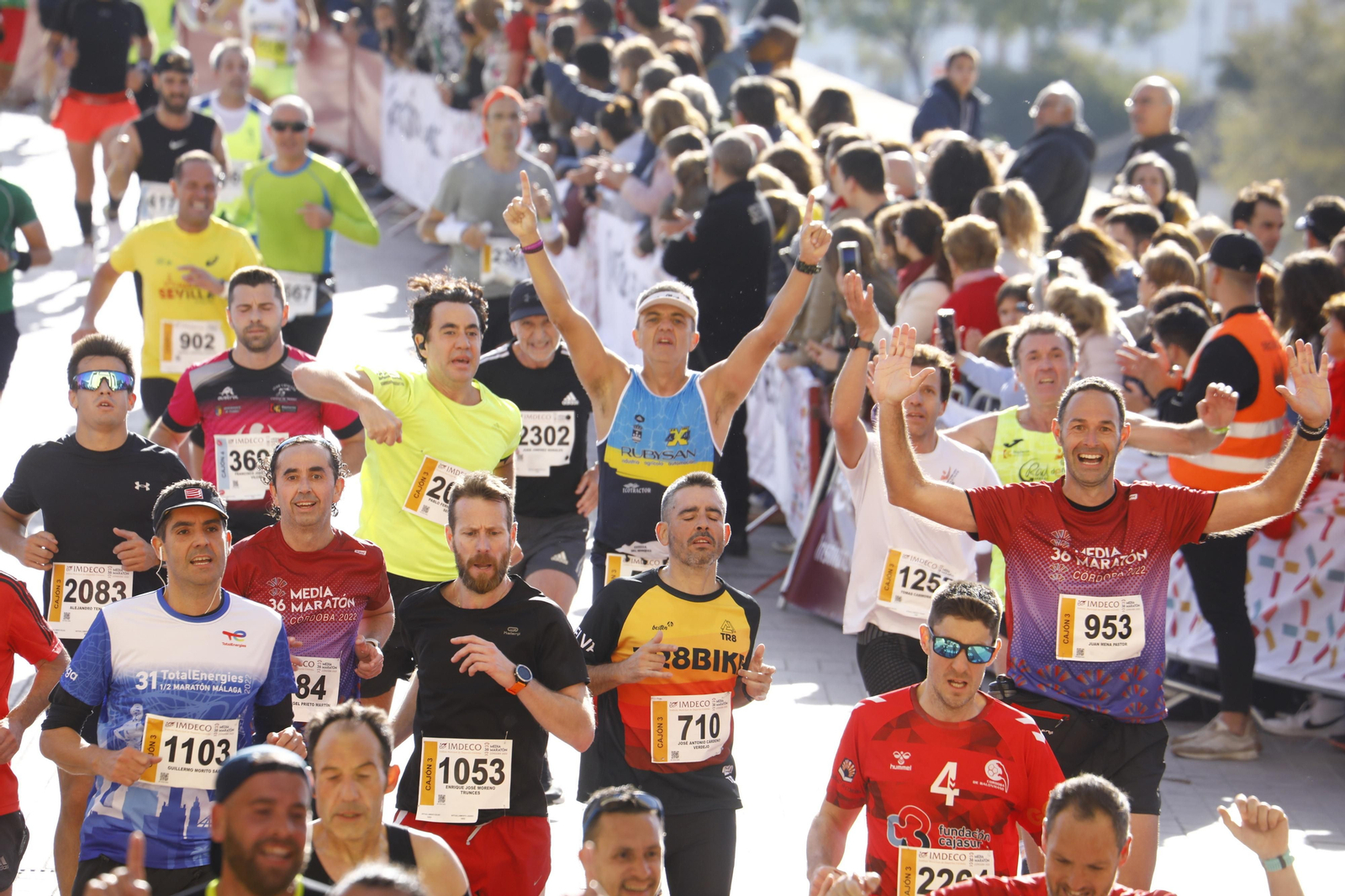 La gloria de cruzar la Puerta del Puente: imágenes de la meta de la 36 Media Maratón de Córdoba