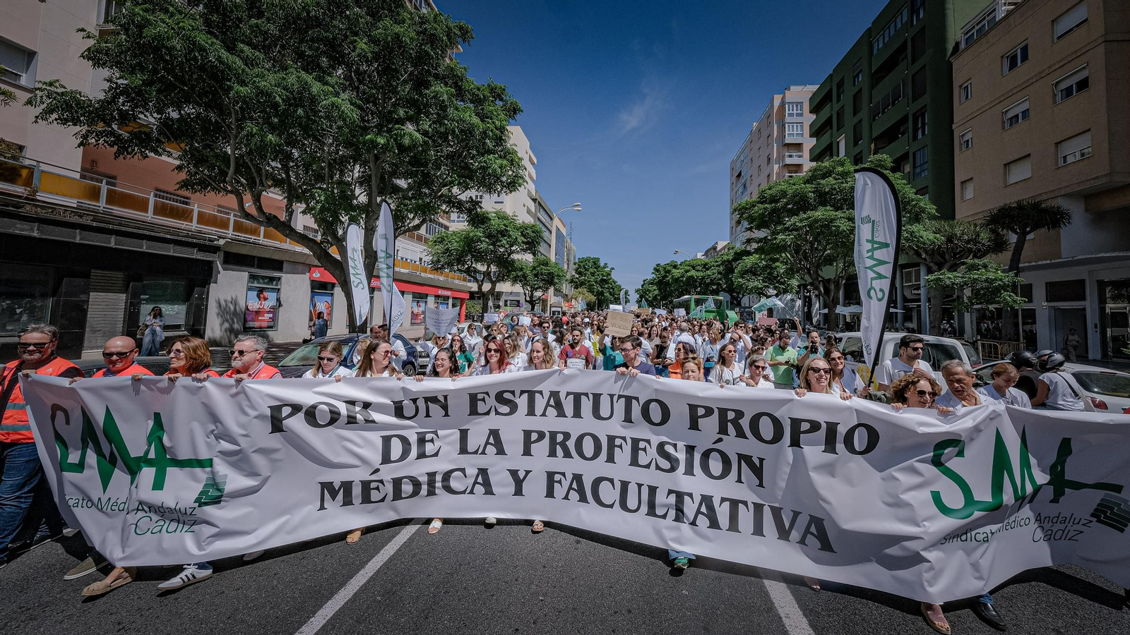 Médicos manifestándose por la avenida principal de Cádiz.