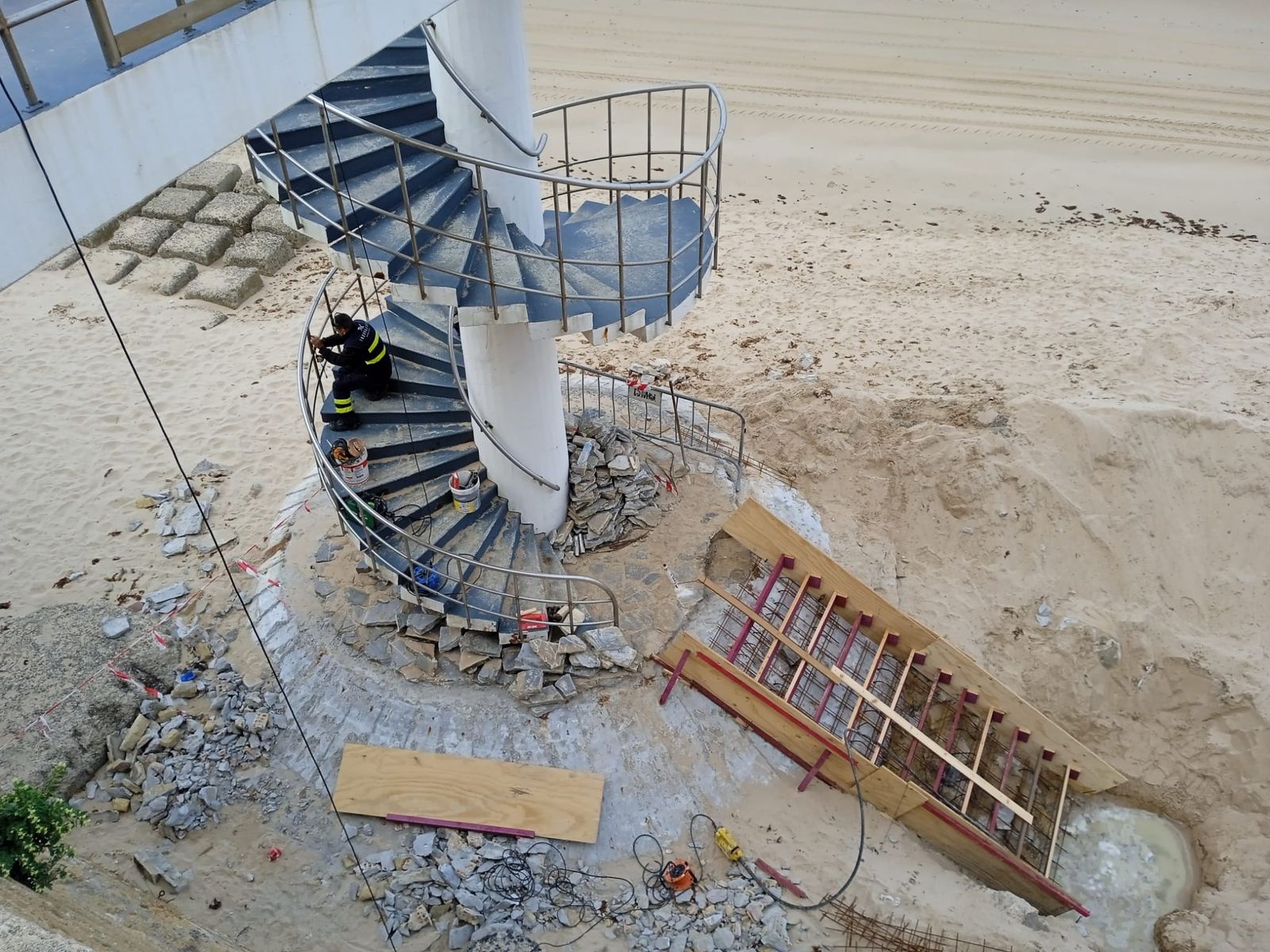Estado de las obras en la escalera de caracol en la mañana de este miércoles.