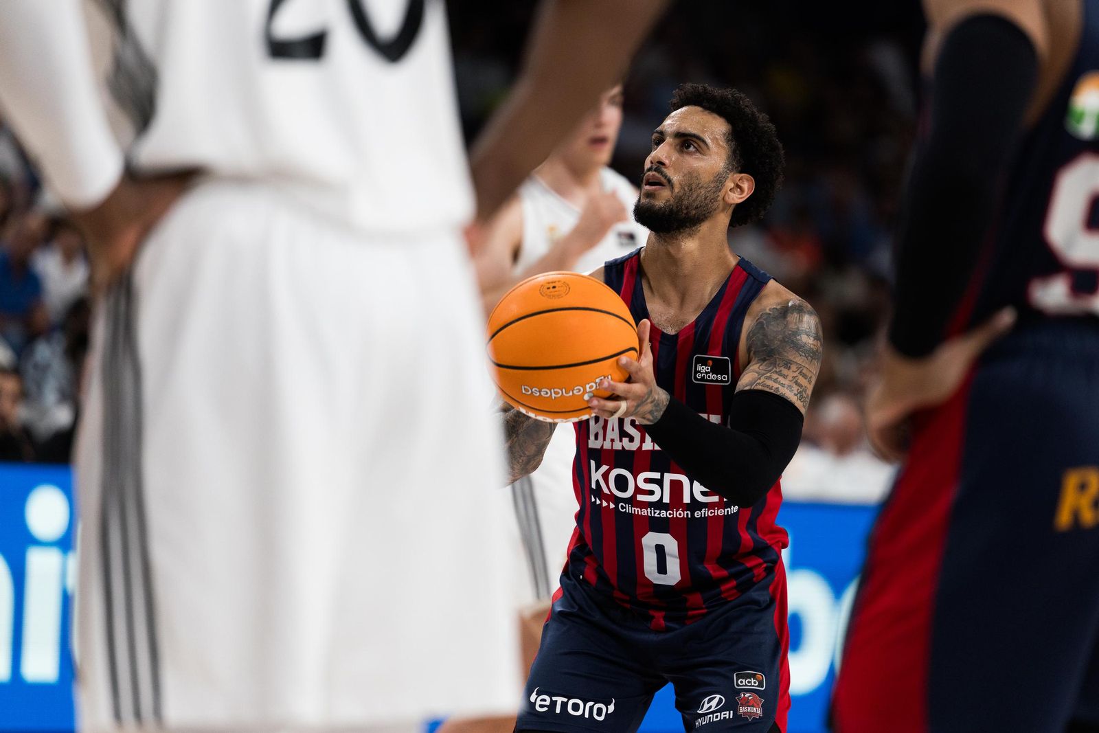 El Real Madrid sufre pero gana al Baskonia (82-76)