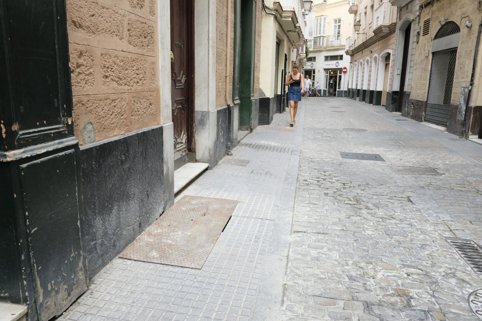 La fuga de agua se produjo debajo de la plancha metálica que se ve en la imagen.