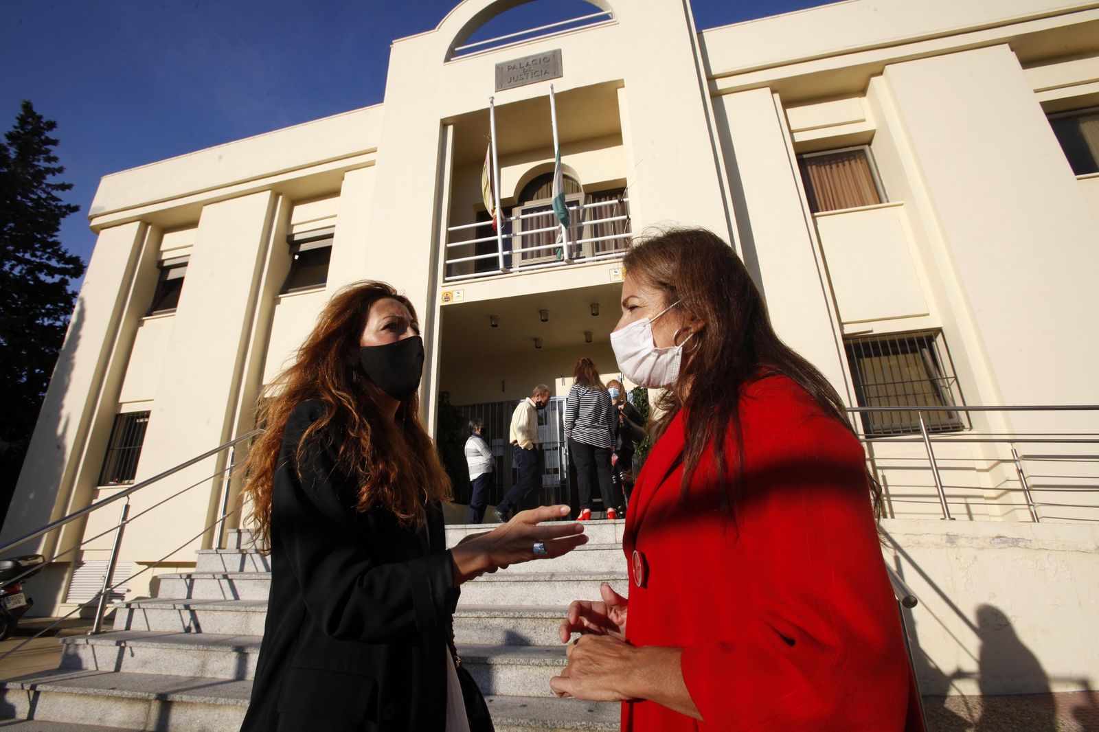 La delegada de Justicia (d), conversa con una de las responsables de los Juzgados de Ayamonte a las puertas de dicha sede judicial