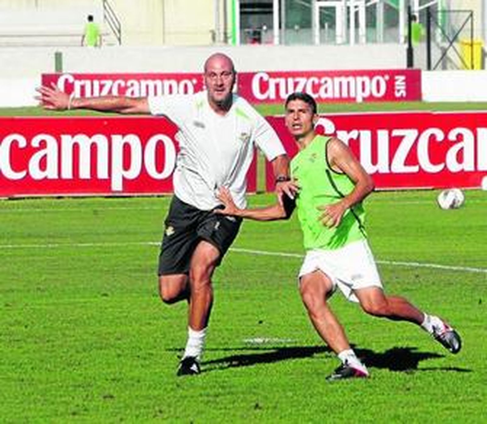 Roberto Ríos pugna con Salva Sevilla durante el entrenamiento.