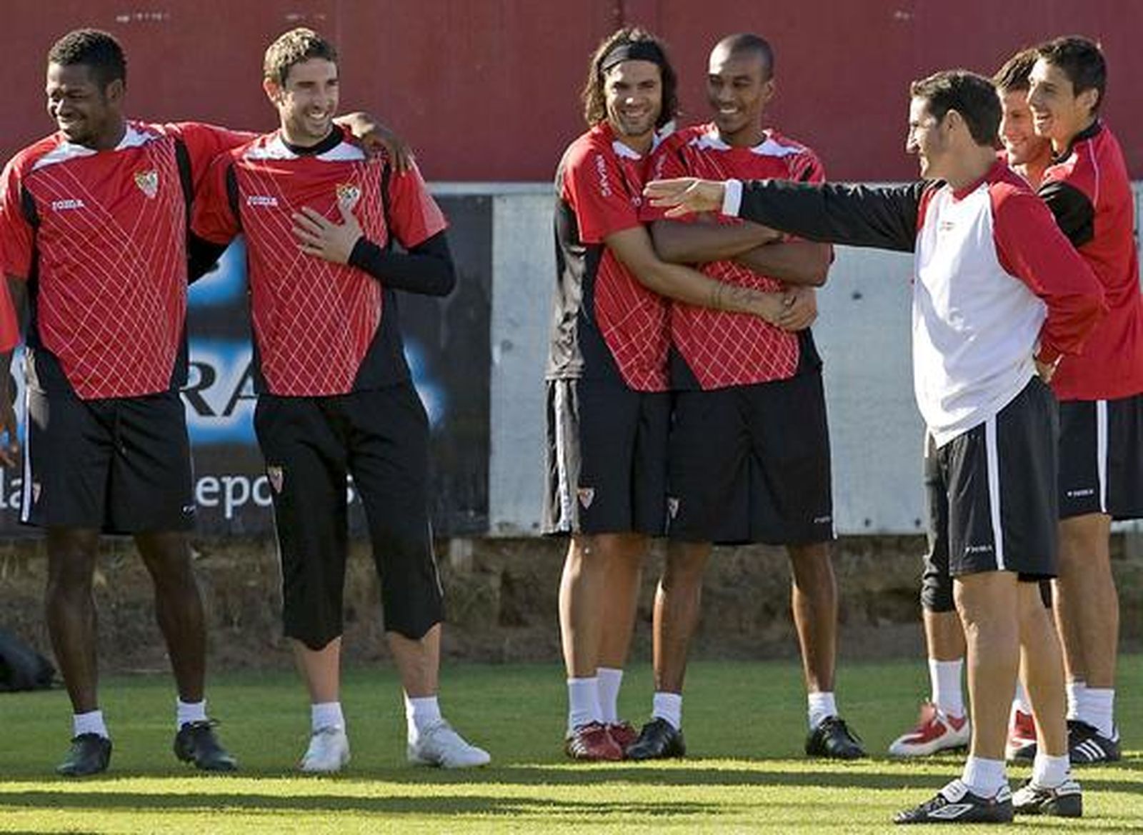 Jiménez bromea con sus jugadores.

Foto: José Manuel Vidal / Efe