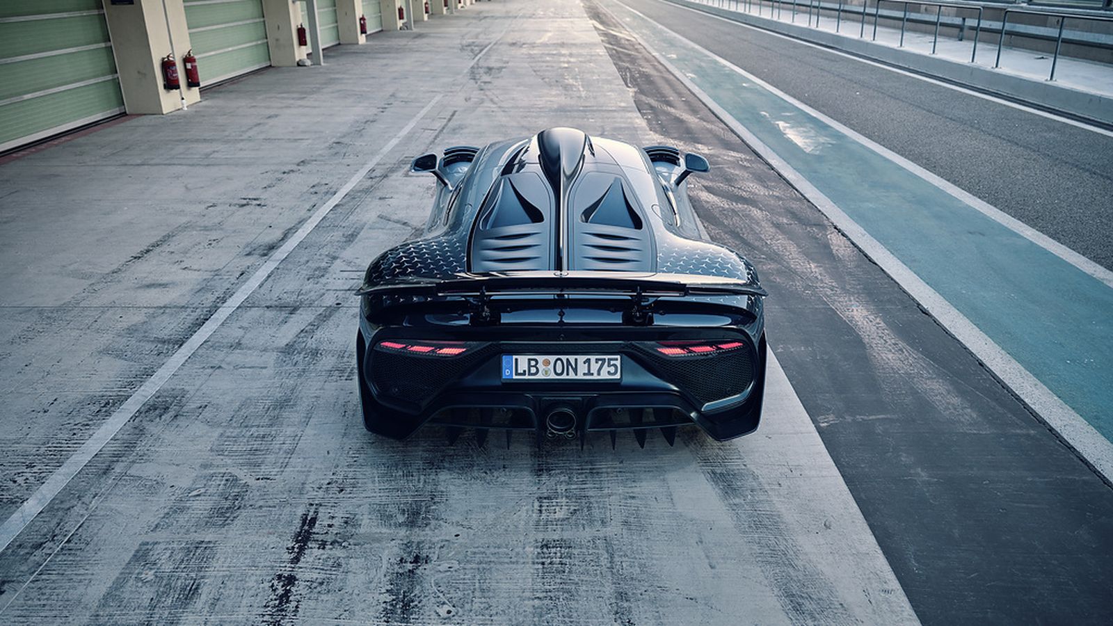 Los componentes funcionales en el exterior se fabrican en fibra de carbono. El eje trasero está impulsado por un 1.6 V6 con turbo eléctrico y el apoyo de un motor más eléctrico.