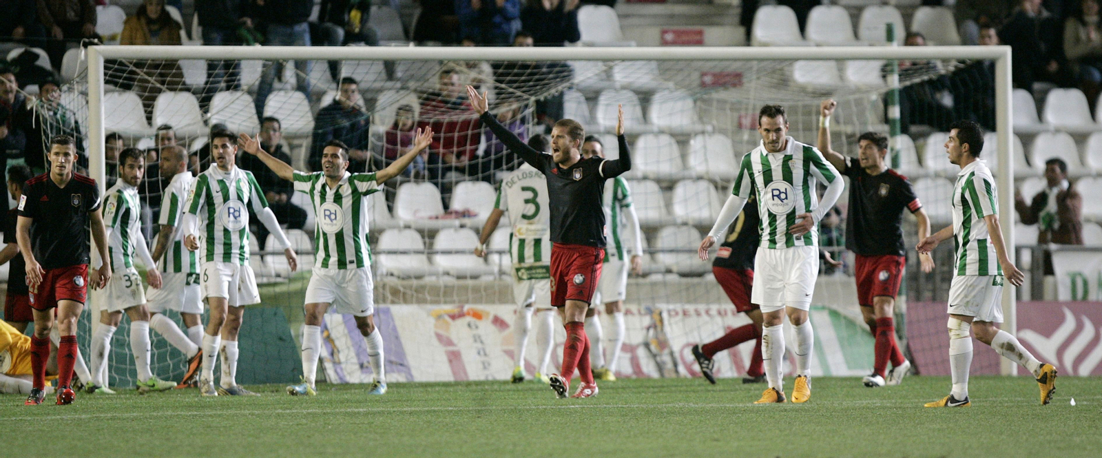 Jugadores del Recre y Córdoba protestan en el último duelo en el que se enfrentaron.