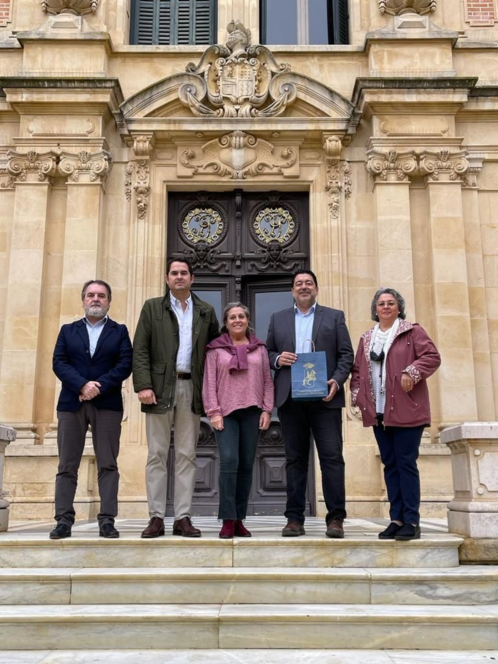 En la Real Escuela con su director, Jorge Ramos, y Gema García Bermúdez.