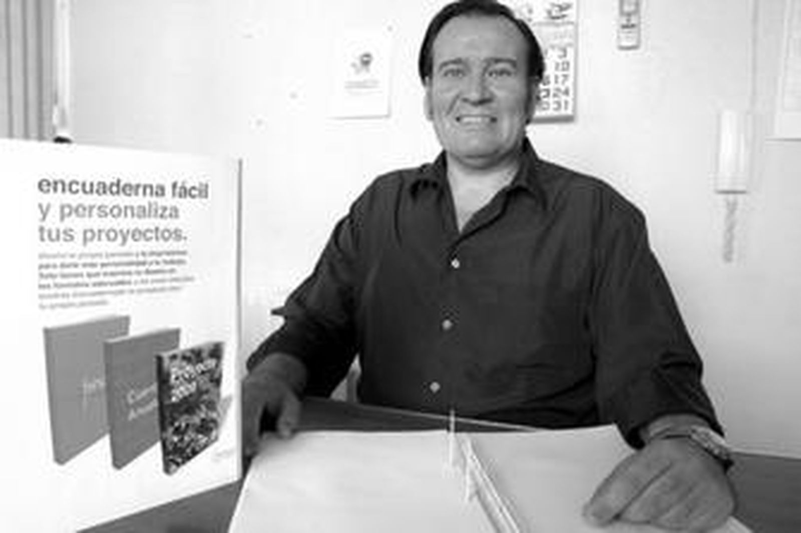 Antonio Galván muestra cómo funciona su sistema de encuadernación.