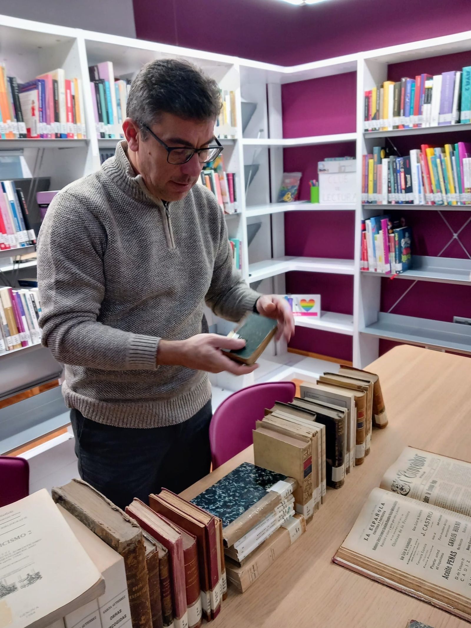 José Antonio mostrando un poemario de Antonio García Gutiérrez, escritor y poeta de Chiclana