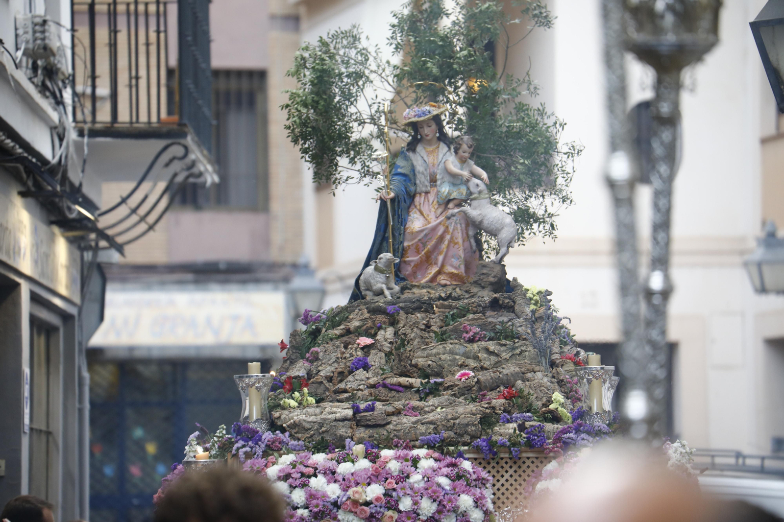 La procesión infantil y juvenil del colegio Divina Pastora de Córdoba, en imágenes