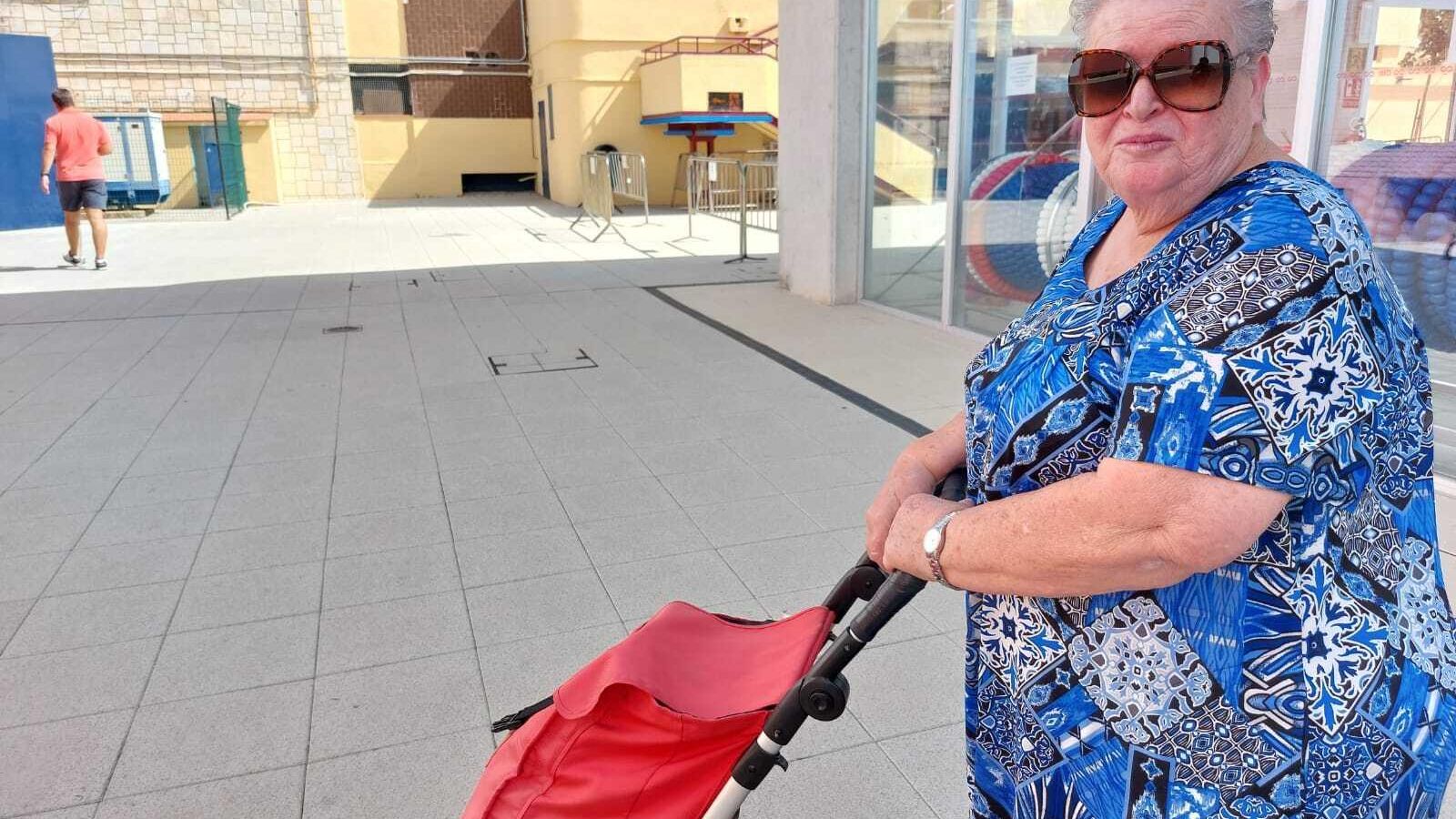 Rosario, de 80 años, viene a diario a la piscina del Tiro de Línea desde su barrio de los Diez Mandamientos.