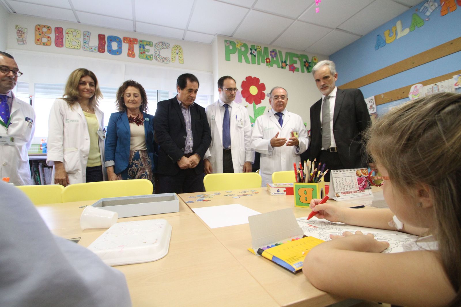 Aquilino Alonso, junto a representantes del Virgen Macarena, ayer en el aula hospitalaria.