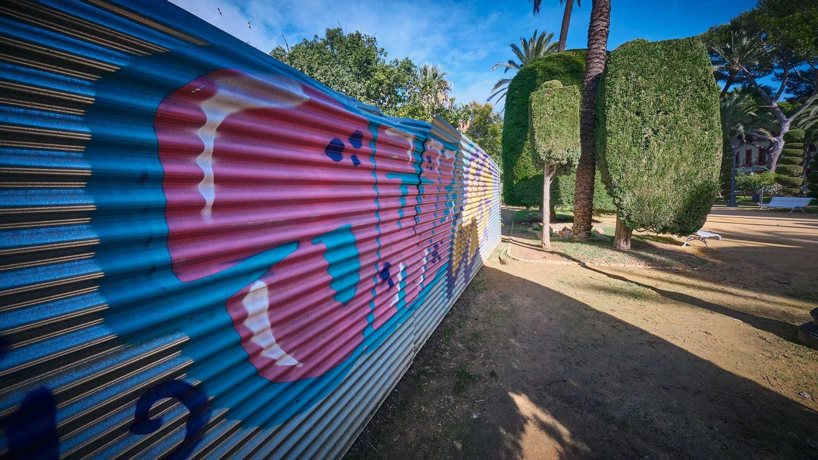 Coloridos graffitti en la valla de la eterna obra del teatro Pemán.