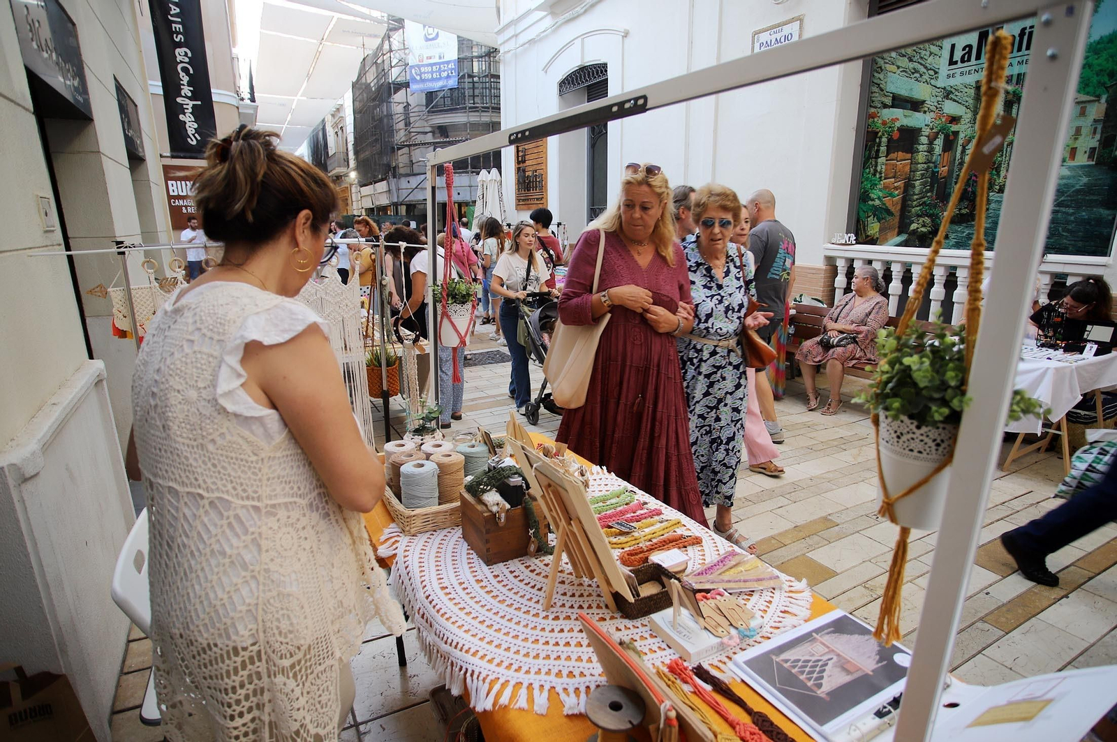 Imágenes de Huelva en blanco y azul, la noche del comercio