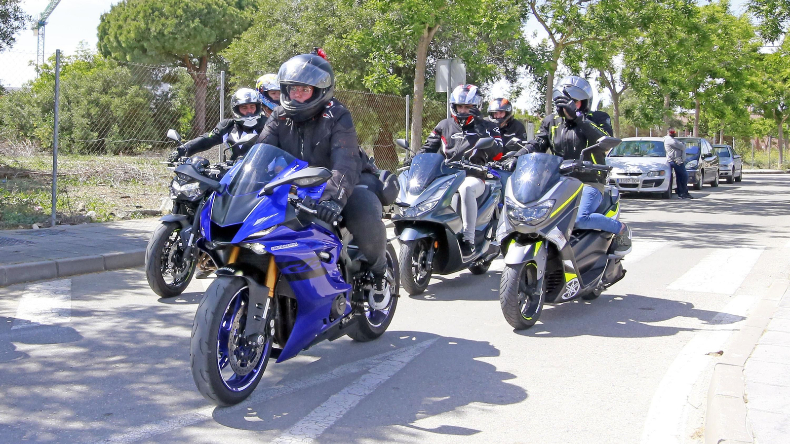 Un grupo de moteros viajando en grupo en las inmediaciones del Circuito de Jerez