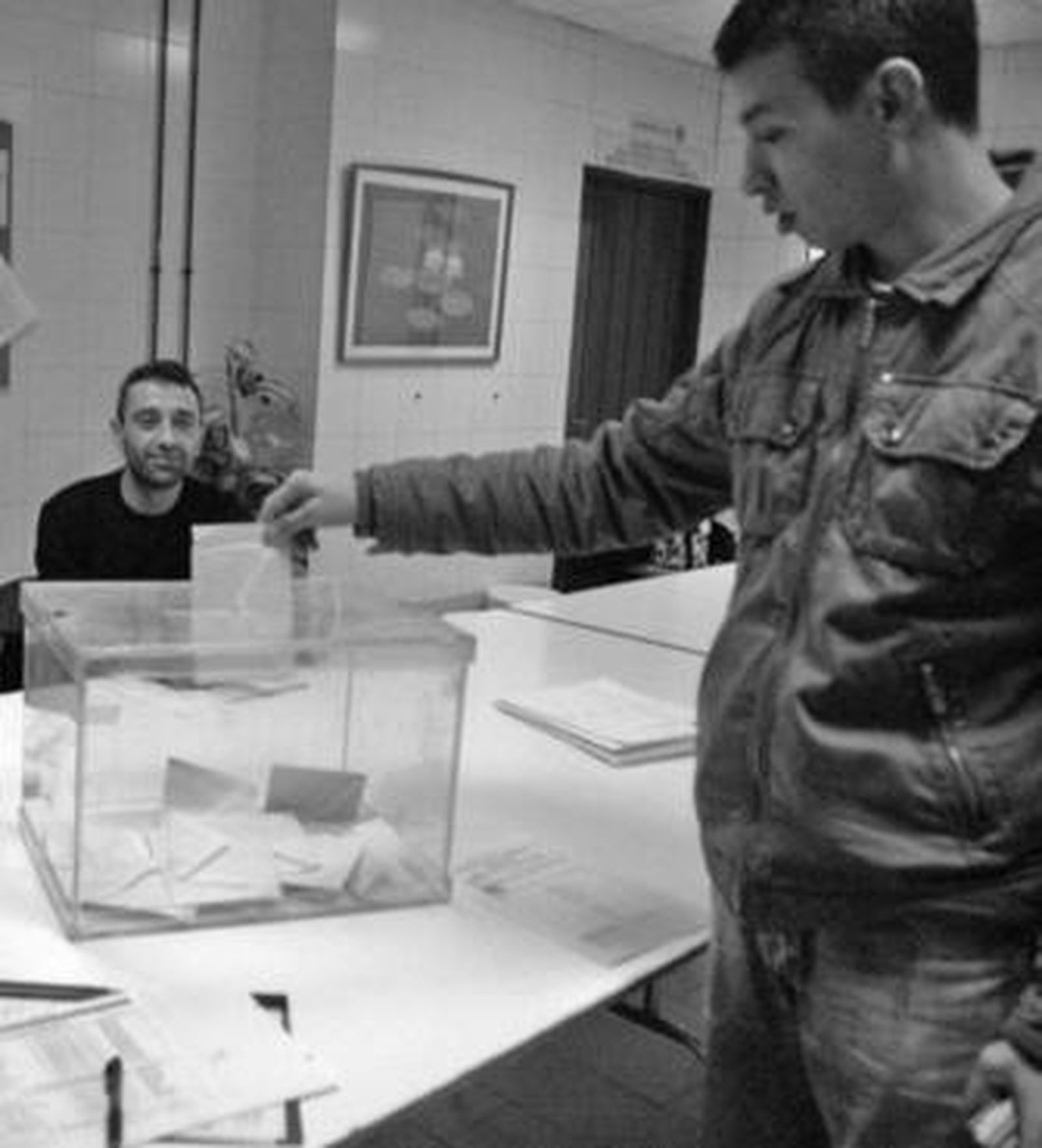 Un empleado del Tryo deposita su voto.