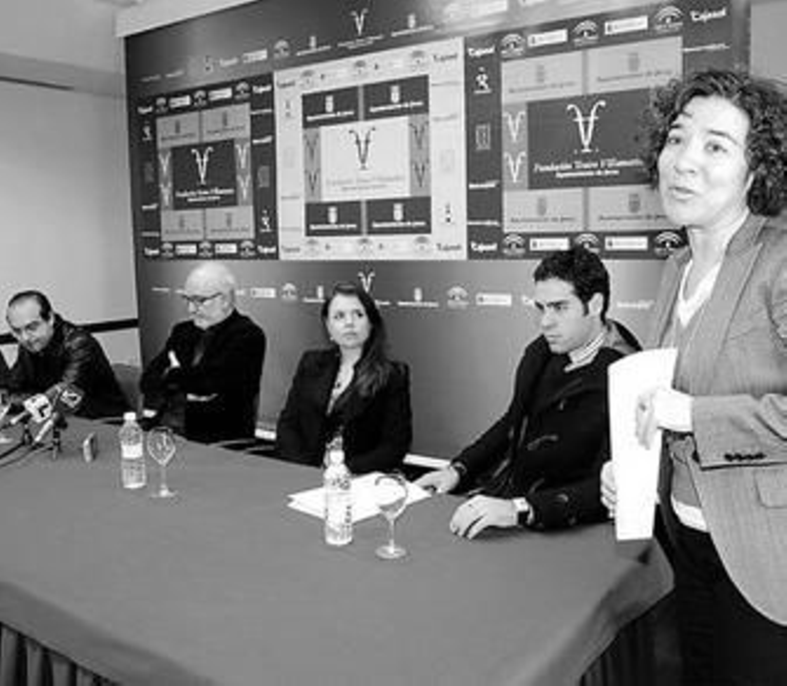 La directora del Teatro Villamarta, Isamay Benavente, presenta a elenco y organizadores de la ópera, ayer.