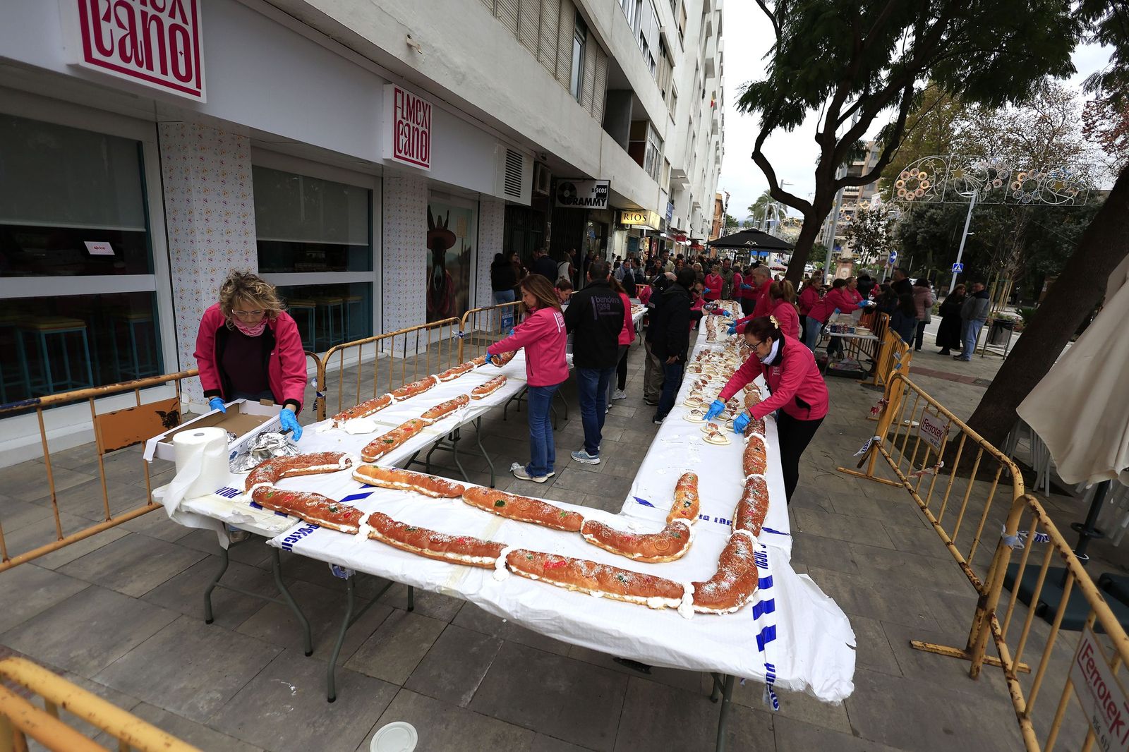 Las fotos del roscón de Reyes solidario en Algeciras