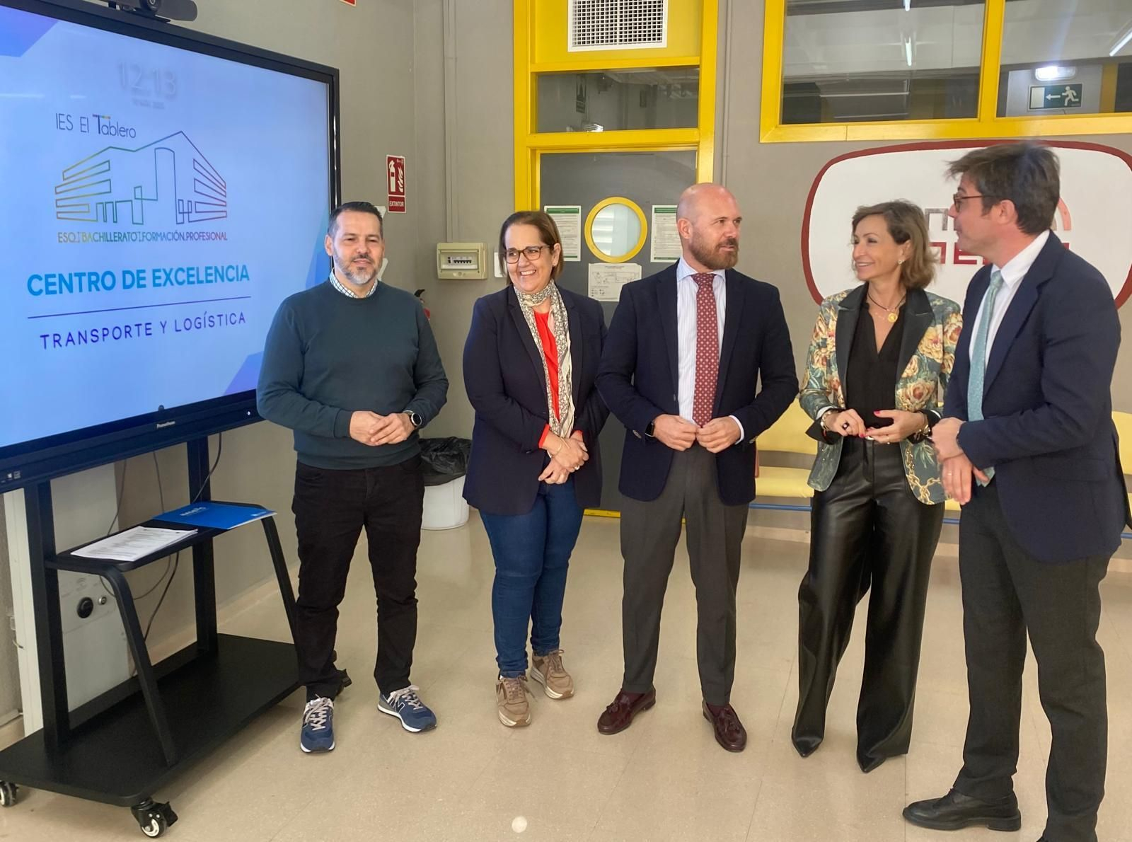 Dirigentes institucionales en el instituto El Tablero.