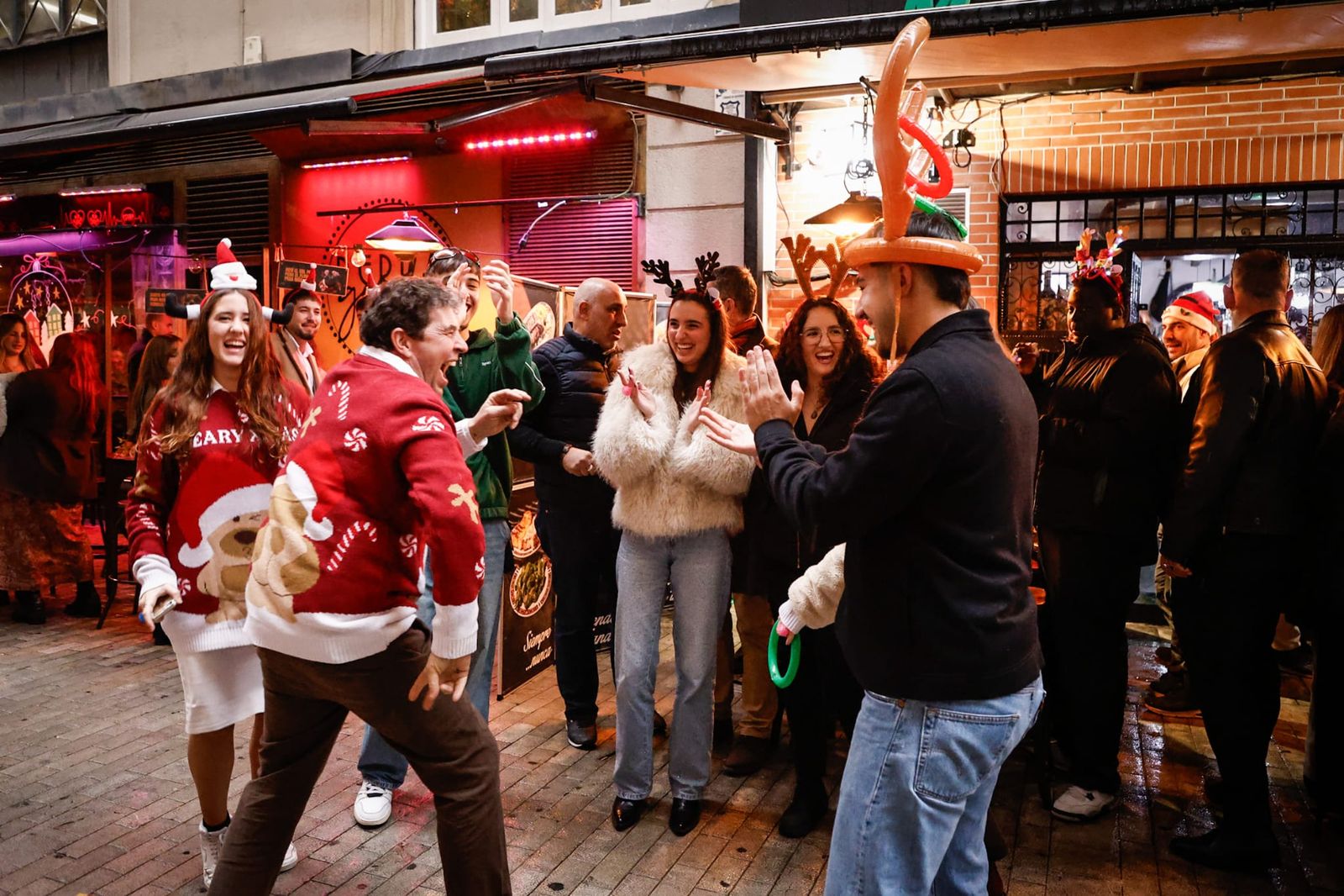Granada se echa a la calle para celebrar la Tardebuena, en imágenes