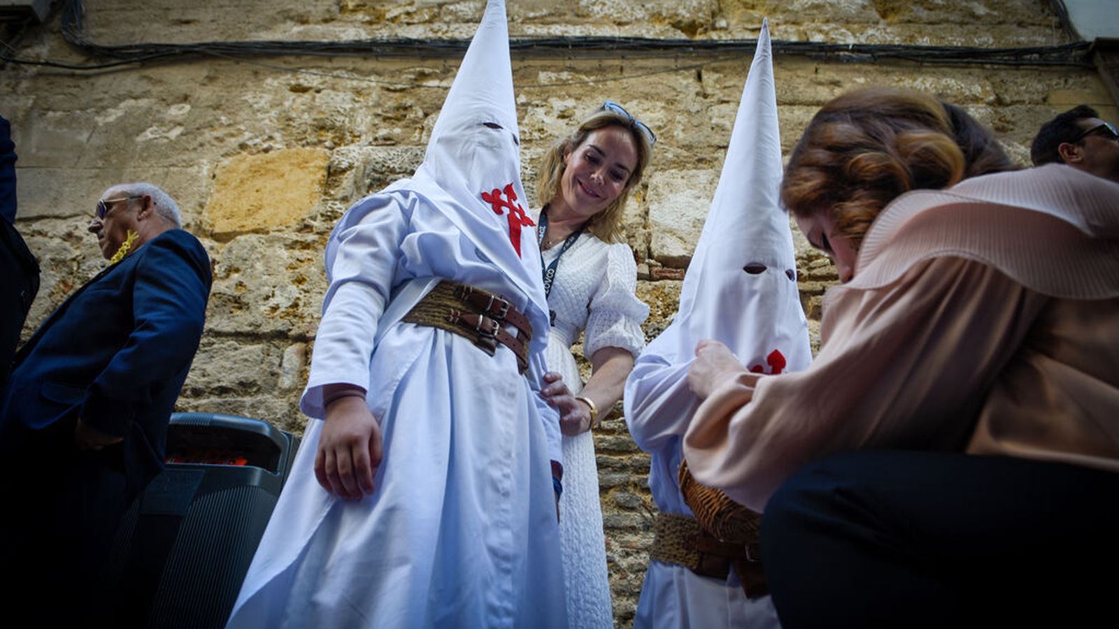 Dos jóvenes nazarenos de la Borriquita