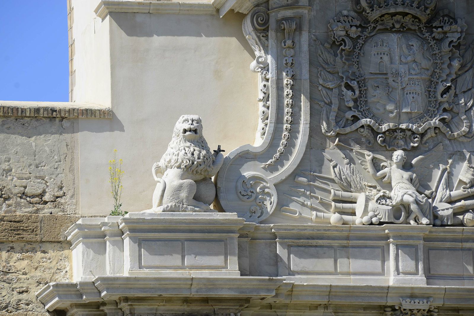 Detalle del león al que se le va a reponer la espada.