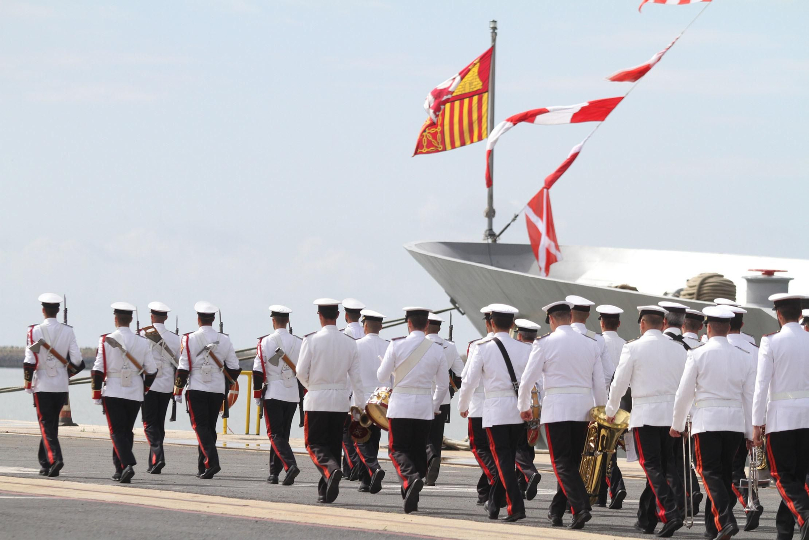 Entrega de la bandera de combate a la fragata Cristobal Colón