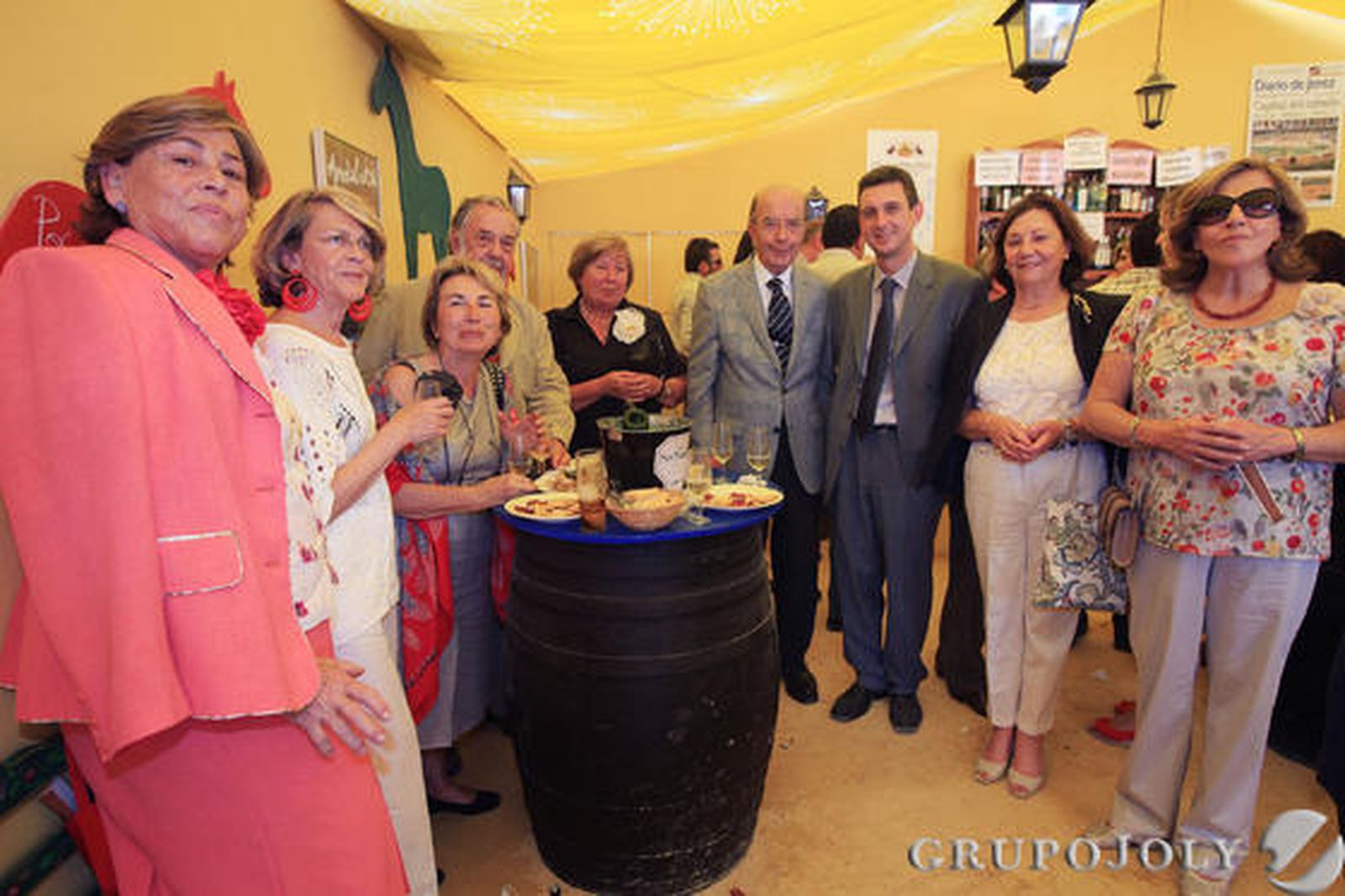 Francisco Fernández García-Figueras, presidente de honor de la Real Academia San Dionisio, junto a su mujer María García Angulo, acompañados ambos por el ingeniero agrónomo Jorge de Juan Arasil y su esposa, Irene Parra; la colaboradora de Diario de Jerez Fátima Ruiz de Lassaletta, su hermana, Inés Ruiz de Lassaletta; Lydia Manser de Cordon Bleu y la pediatra Liliane Bardet.

Foto: Vanesa Lobo y Manuel Aranda