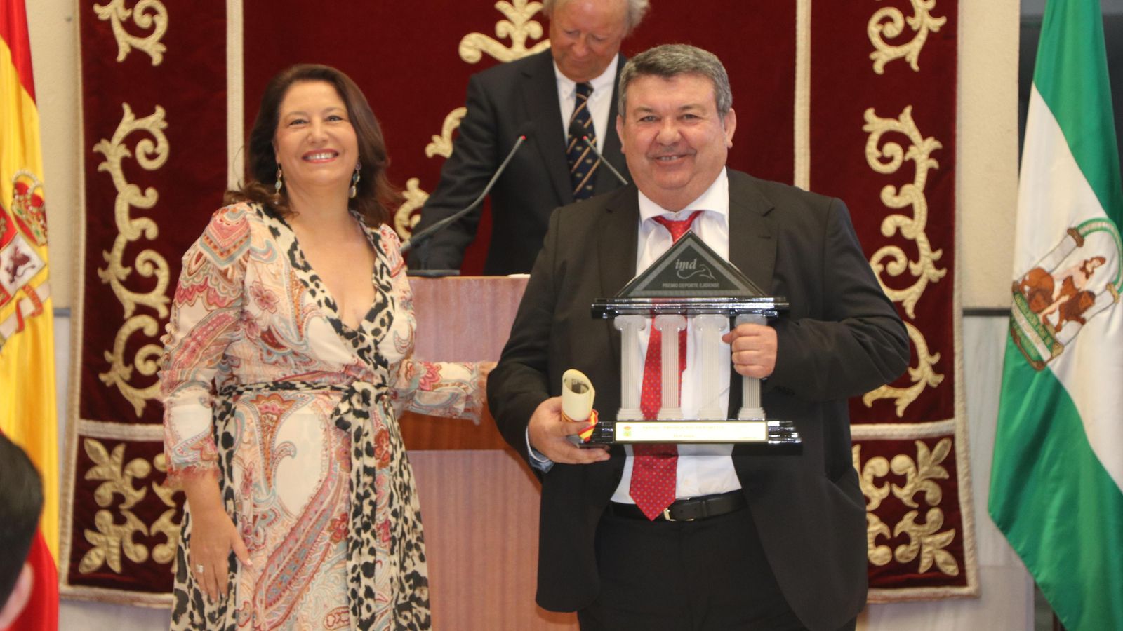 Carmen Crespo entregó uno d elos premios, al periódico gratuito D-Cerca.