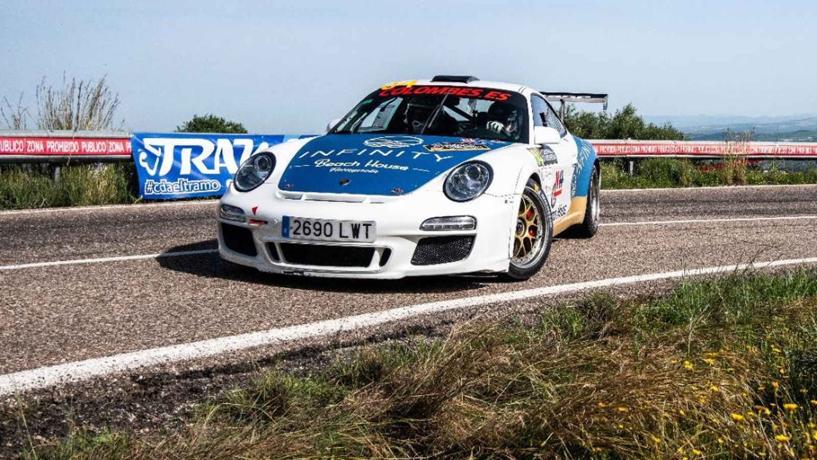 Uno de los participantes a su paso por uno de los tramos del circuito.