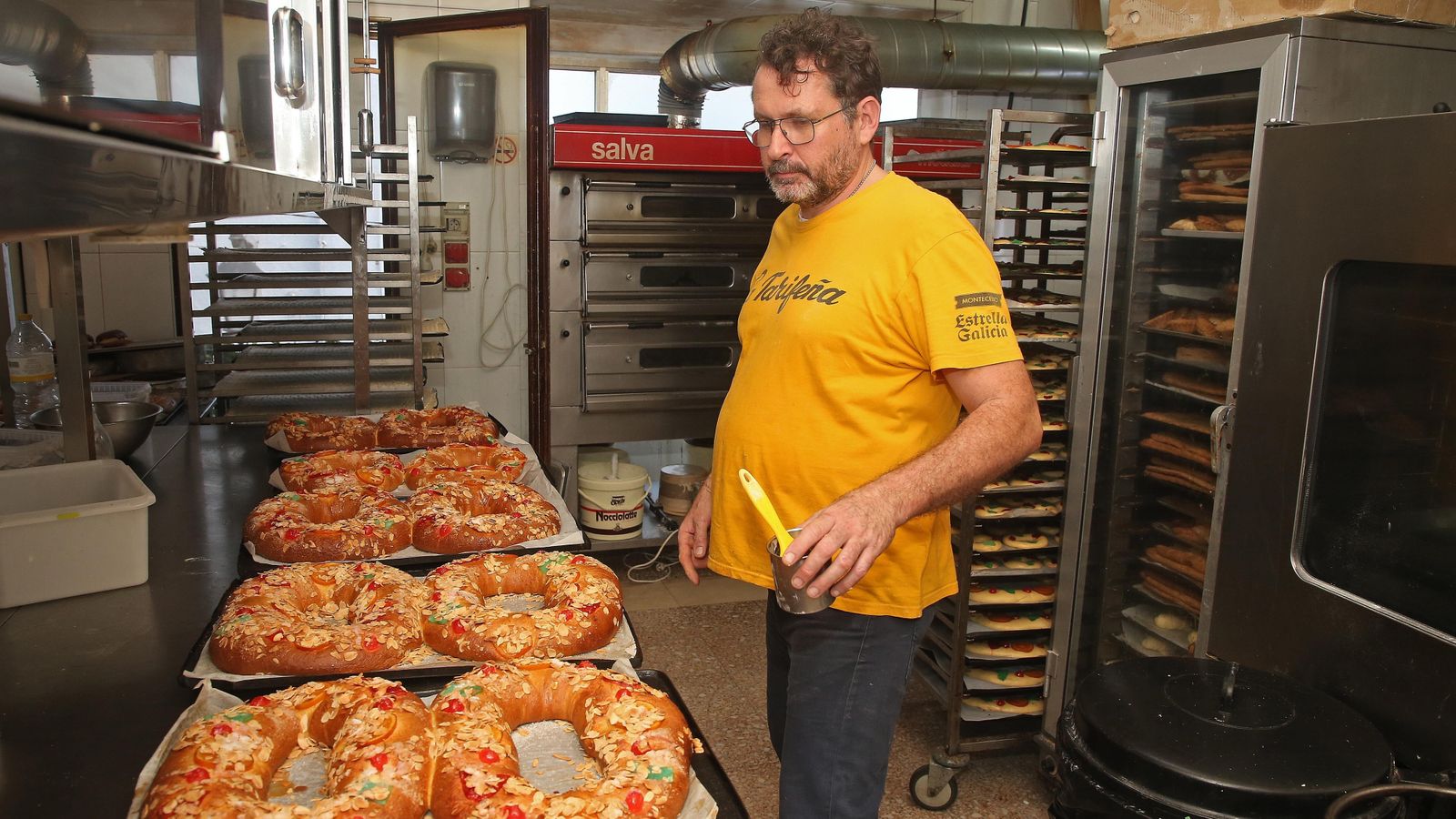 Fotos de la elaboración del roscón de Reyes artesano de La Tarifeña