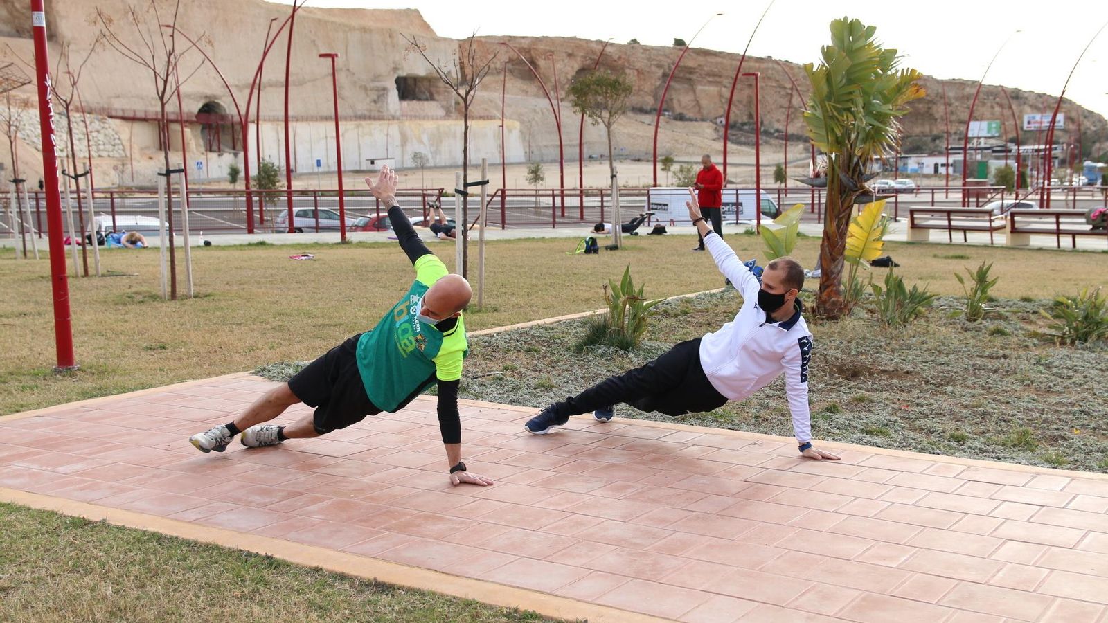 Juan, con el chándal blanco, explica un ejercicio en el parque del Ikea.