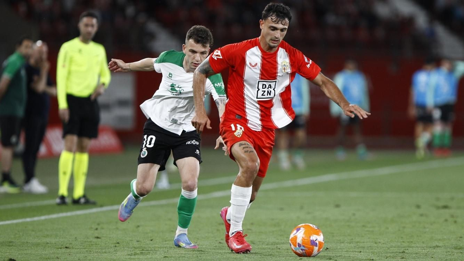 Marc Pubill se zafa de la presión de Iñigo Vicente.