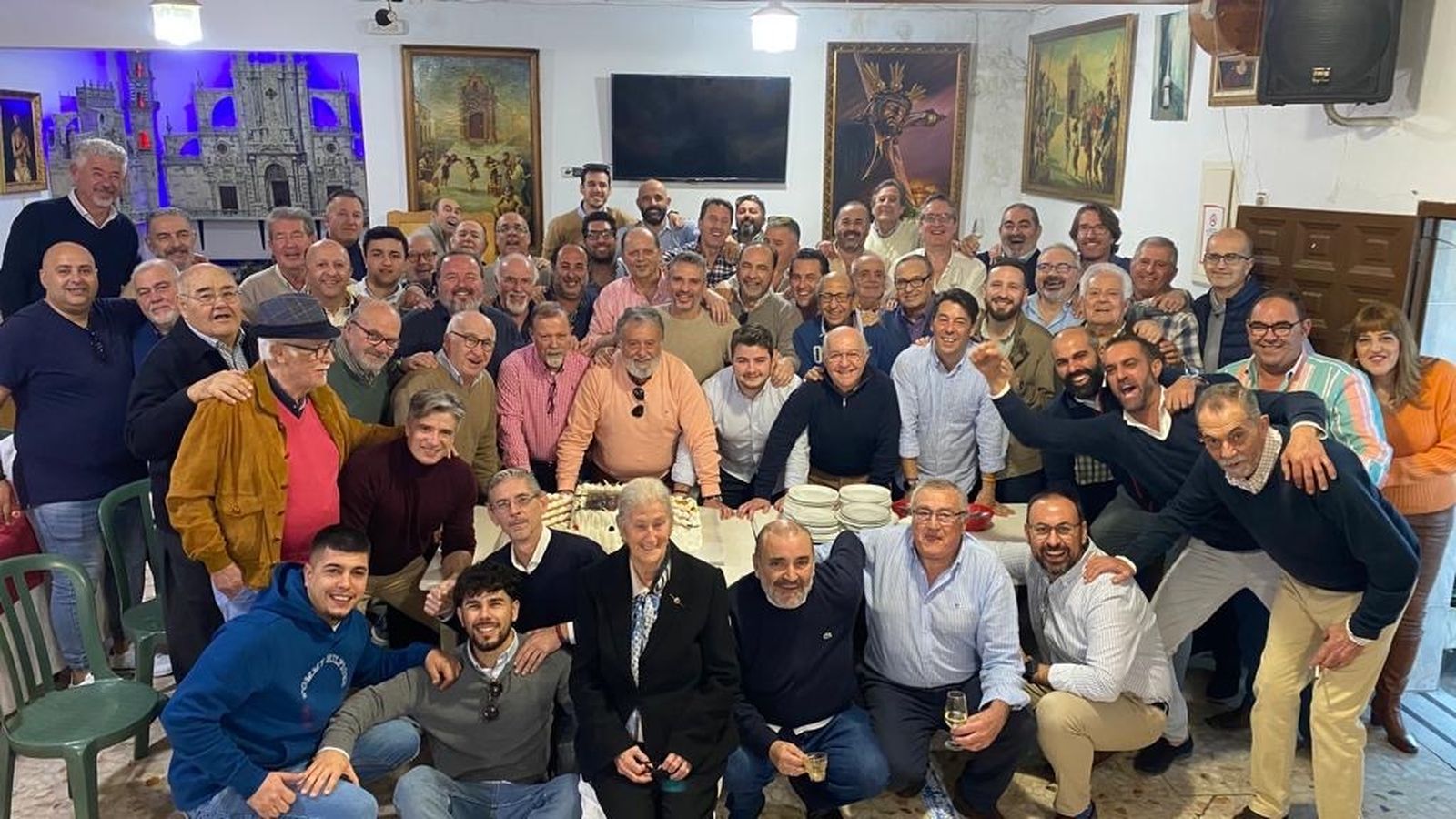 Hermanos de El Cristo confraternizan en un almuerzo.